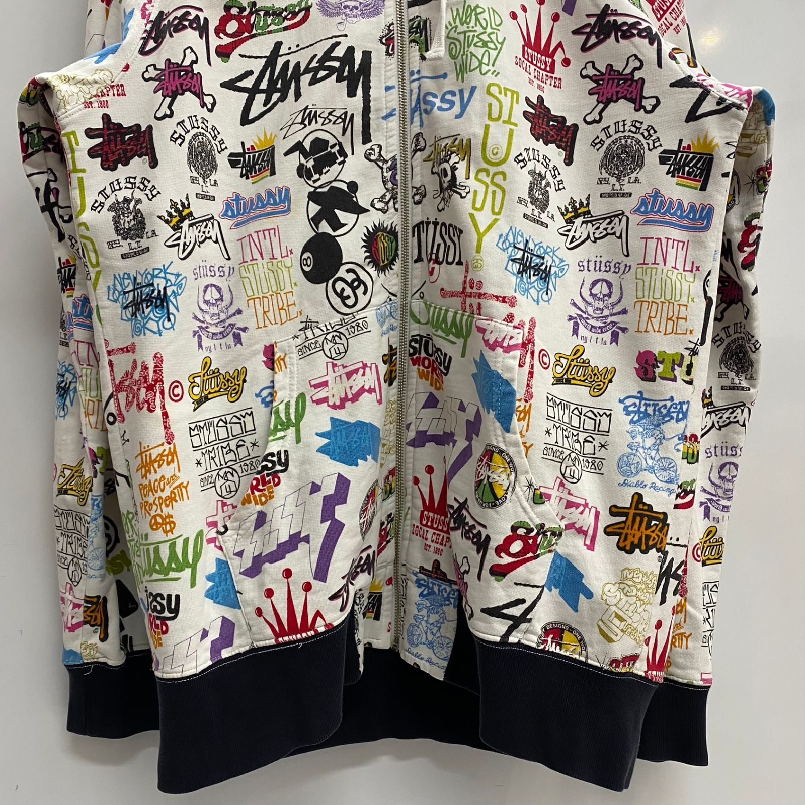 ステューシー STUSSY 歴代ロゴ プリント ジップパーカー 総柄 パーカ