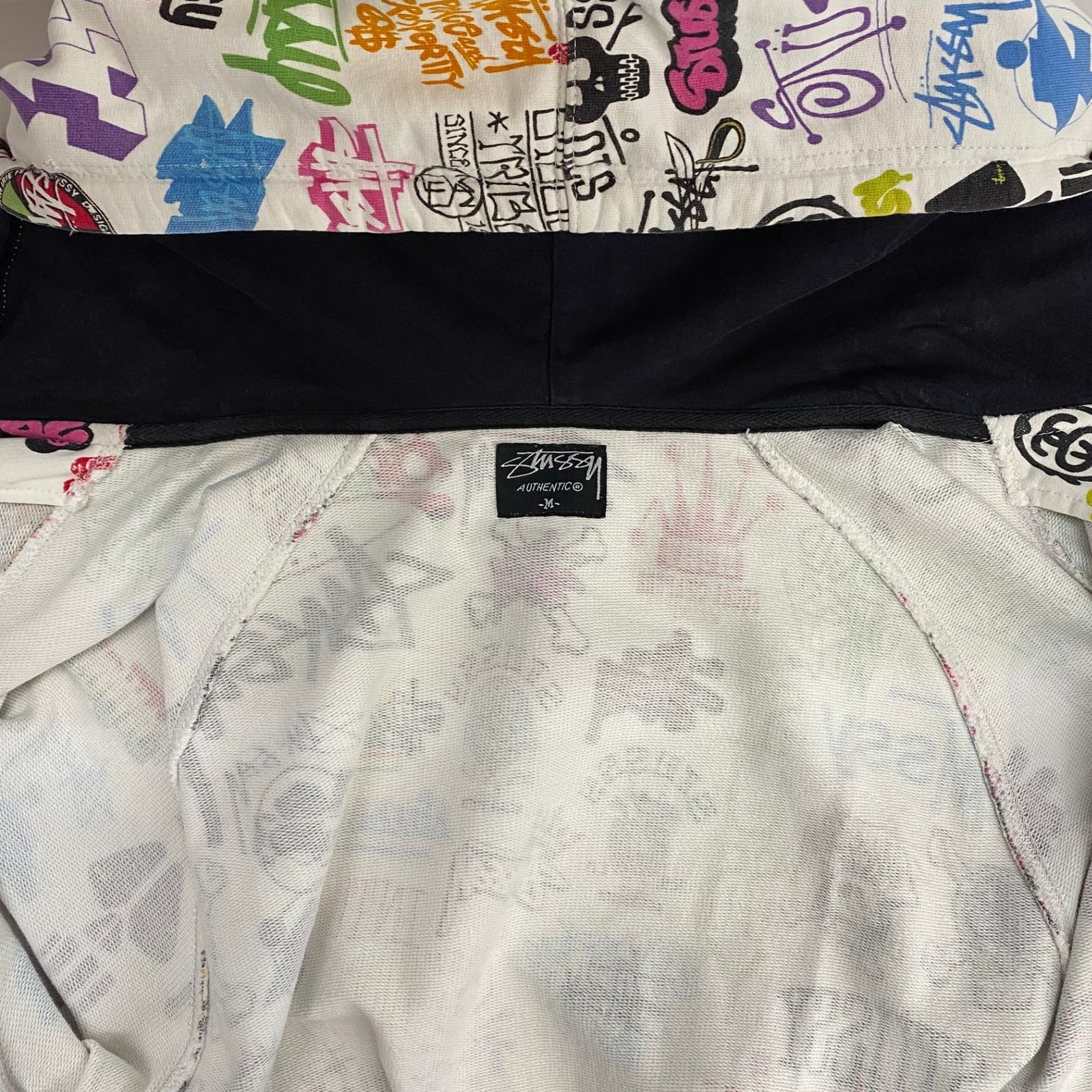 ステューシー STUSSY 歴代ロゴ プリント ジップパーカー 総柄 パーカ 