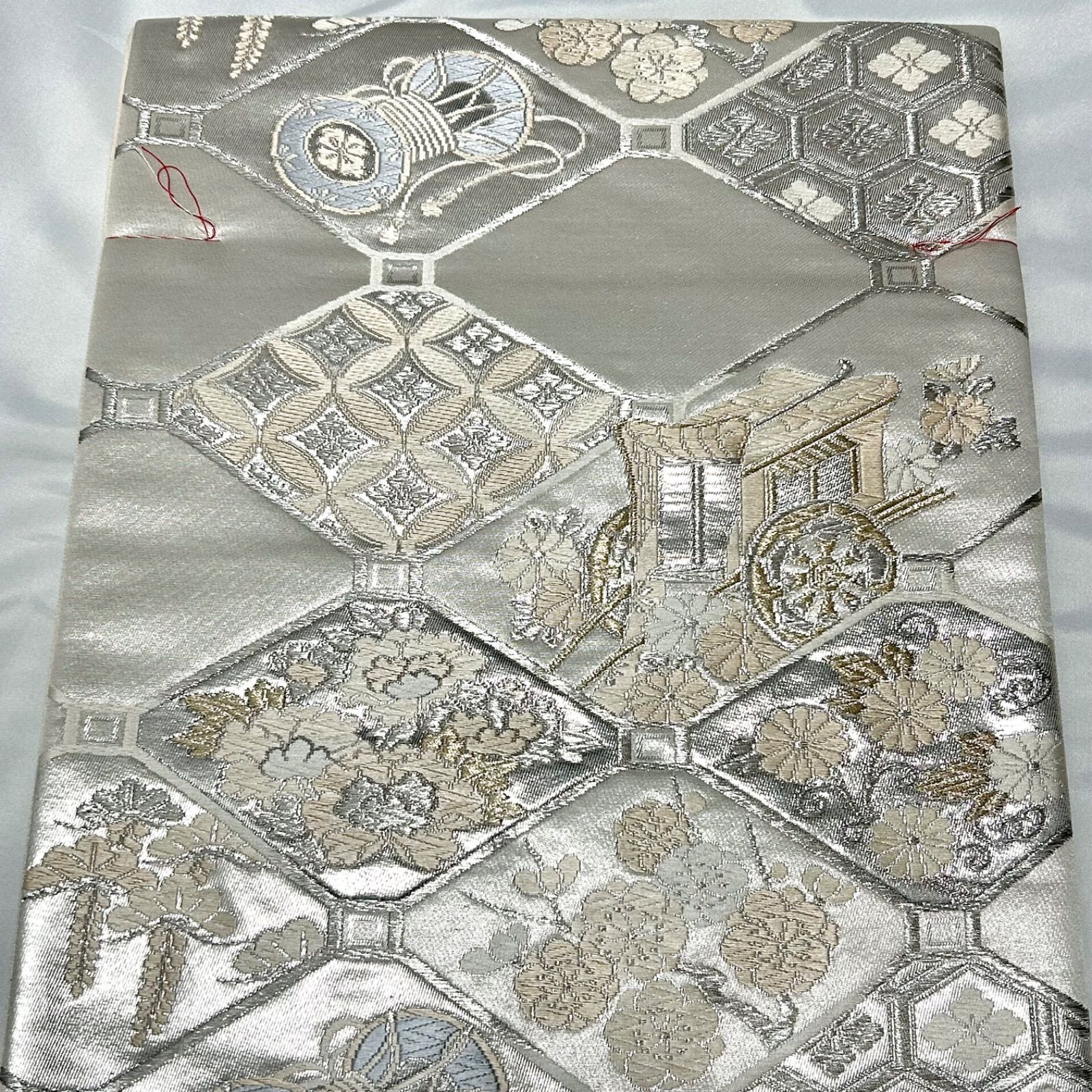 未使用品 帯 袋帯 白 銀糸刺繍 花 太鼓 プラチナ二重箔 華やか 仕付糸 