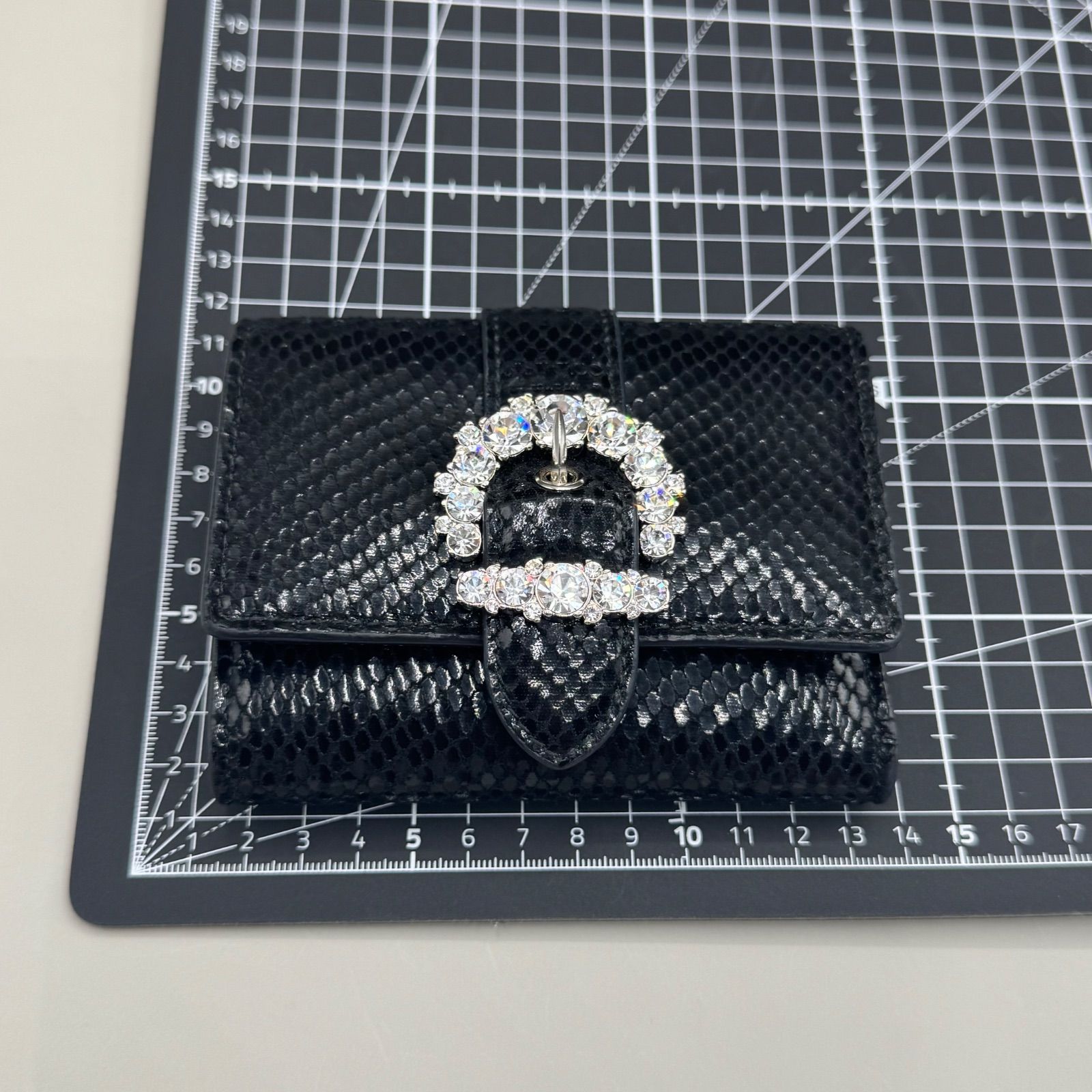 極美品 ジミーチュウ 三つ折り財布 パイソン レザー 黒 ブラック 