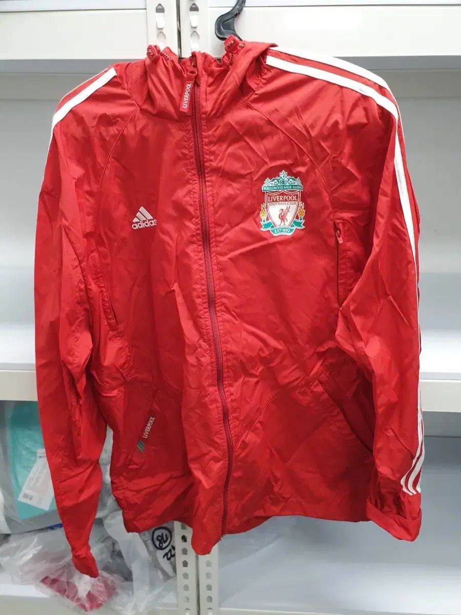 アディダス2010-11年シーズン リヴァプールFCトラックジャケット Ｍサイズ アディダス 正規品 リヴァプール レッド ウィンドブレーカー 105