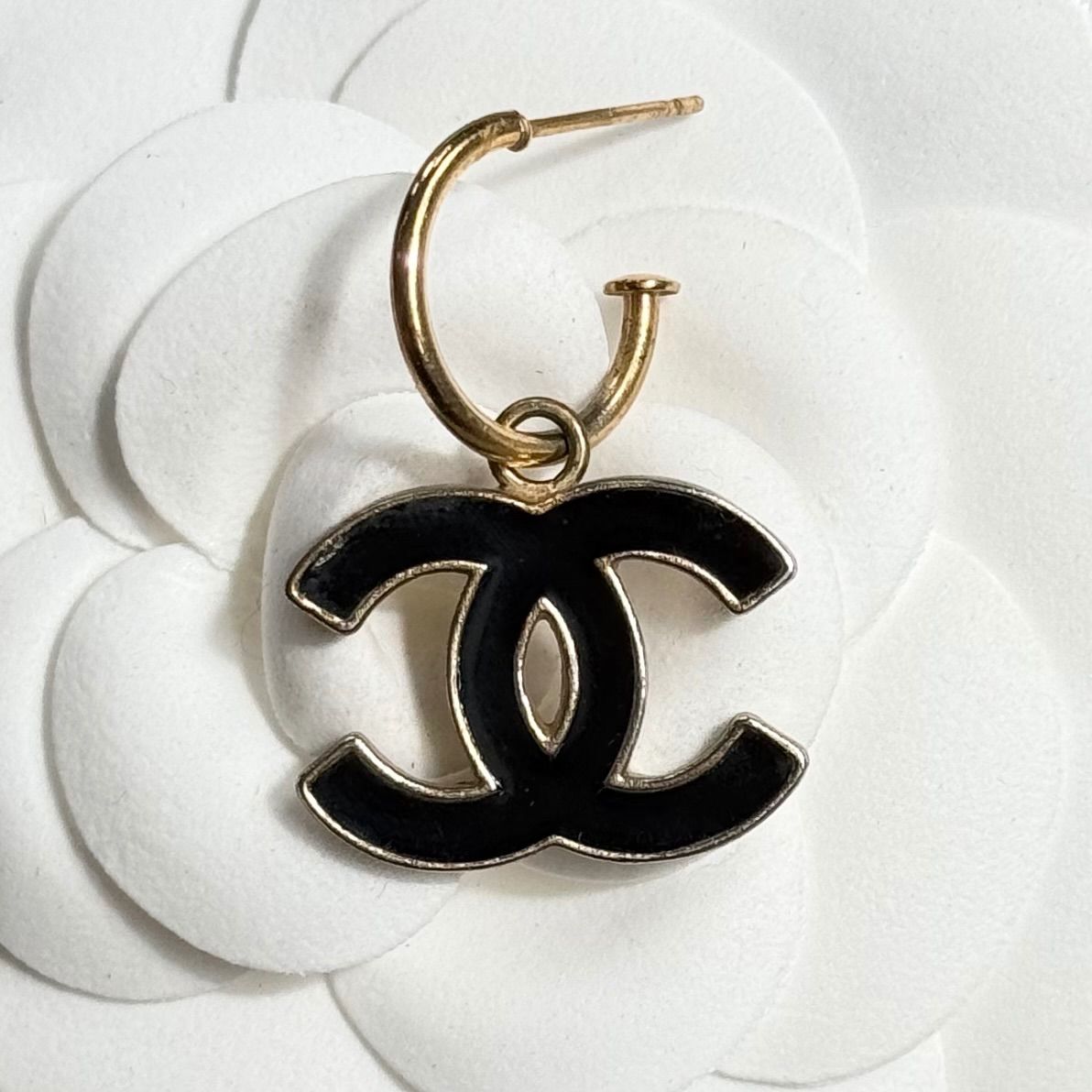 k*-様 【新品未使用】シャネル A15P ココマーク ピアス　両耳　CHANE 美品 CHANEL シャネル ココマーク フープピアス 両耳用 ブラック