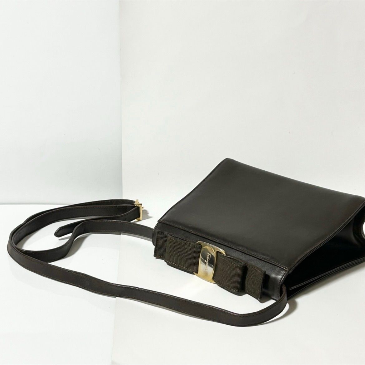 Salvatore Ferragamo フェラガモ ヴァラリボン カーフ レザー 