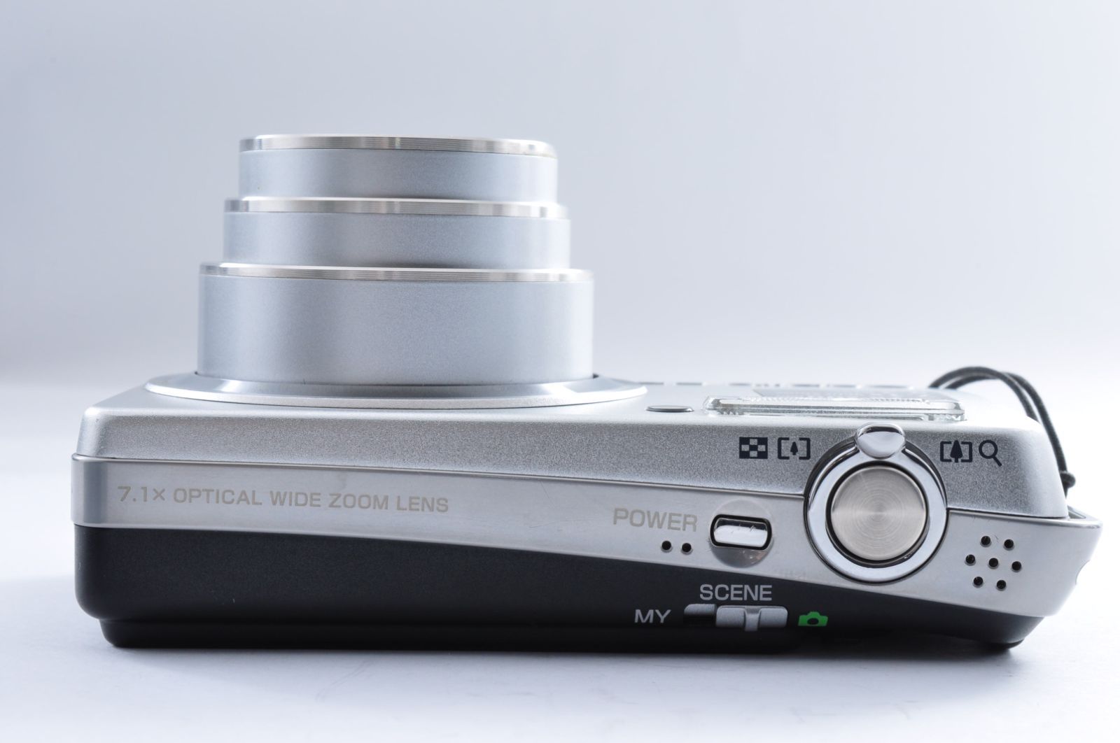 カメラ 美品 RICOH Caplio R7 8.2メガピクセル シルバー コンデジ