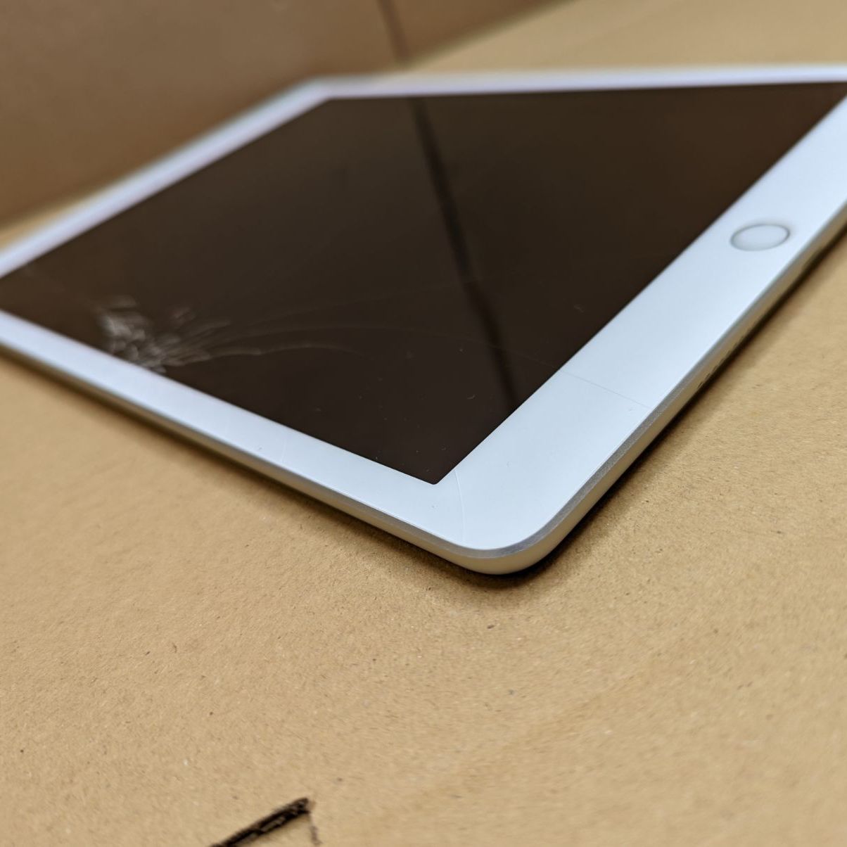 訳アリiPad第8世代 32GB シルバー【画面割れ】 - メルカリ