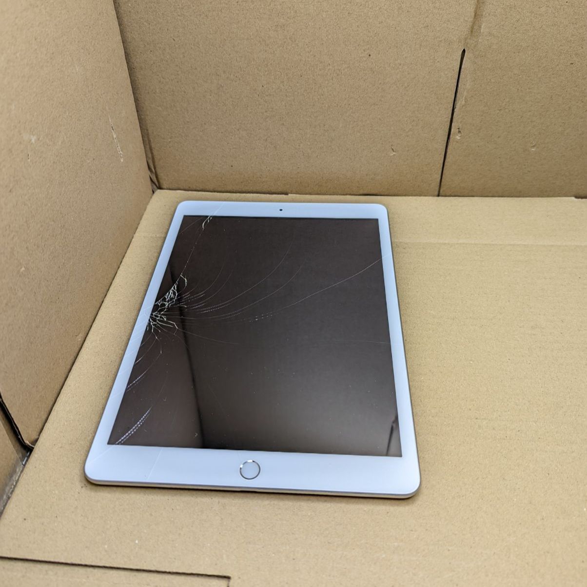 訳アリiPad第8世代 32GB シルバー【画面割れ】 - メルカリ