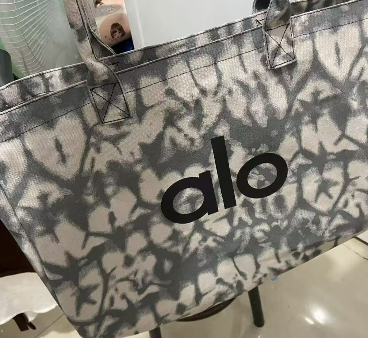 新品 アローヨガ ALO Yoga トートバッグ グレー - メルカリ