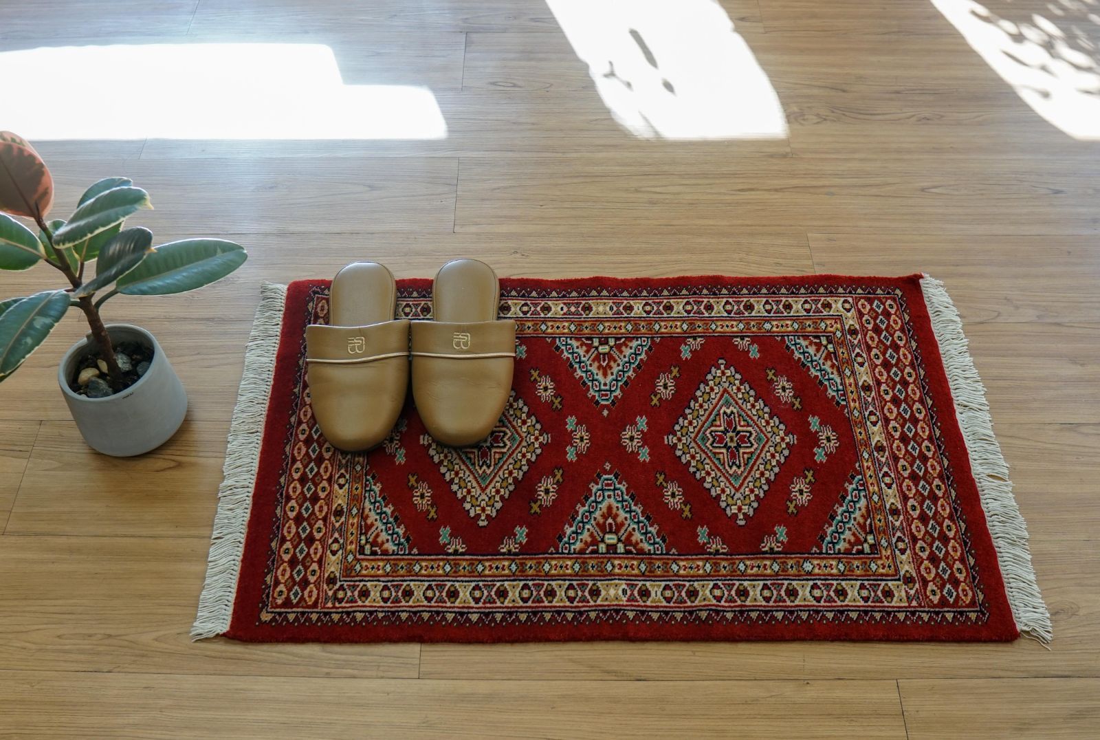 パキスタン手織り絨毯 玄関マット 78×49cm ファインクオリティ 赤基調