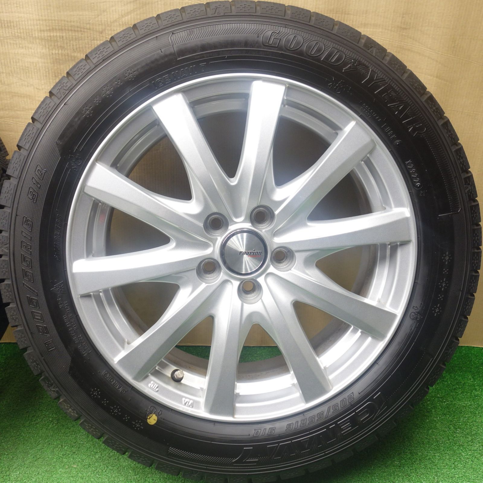バリ溝！22年！キレイ！9.5分☆プリウス 等 205/55R16 スタッドレス 