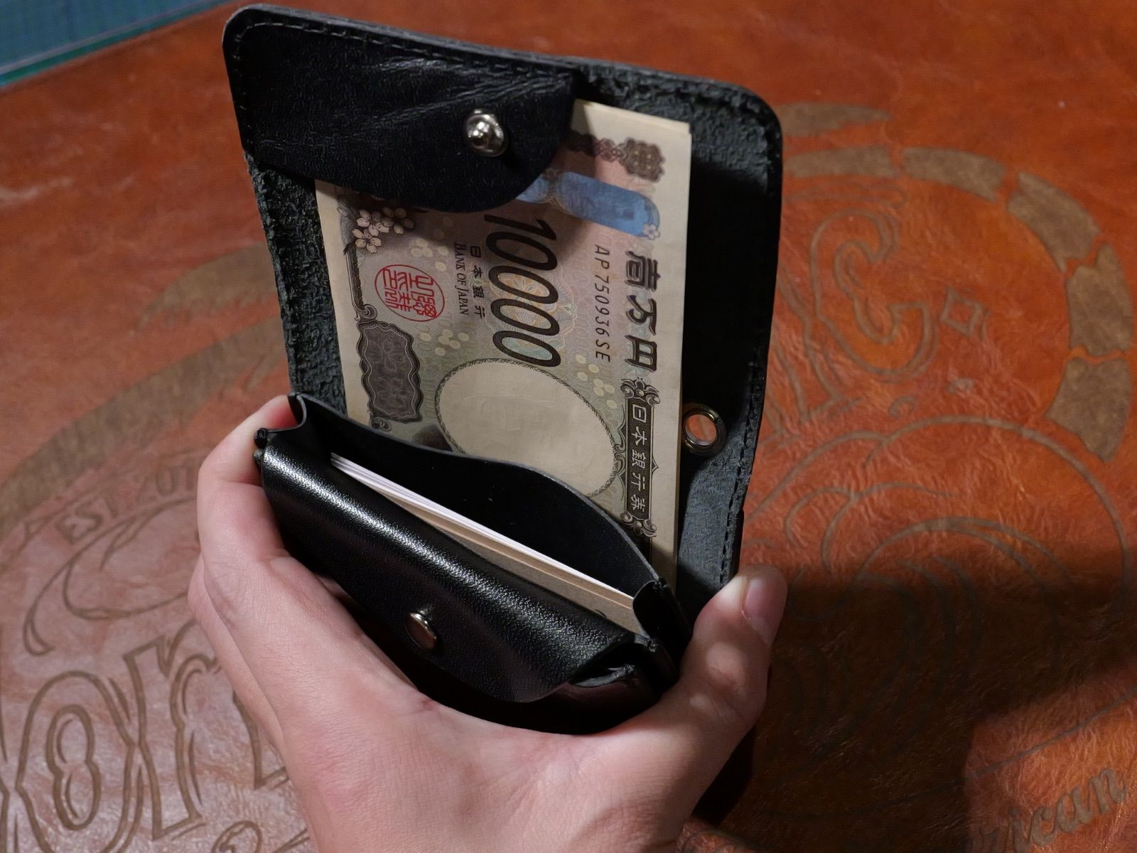 アイアンクロスデザイン スタッズ 財布 トラッカー ウォレット 牛革