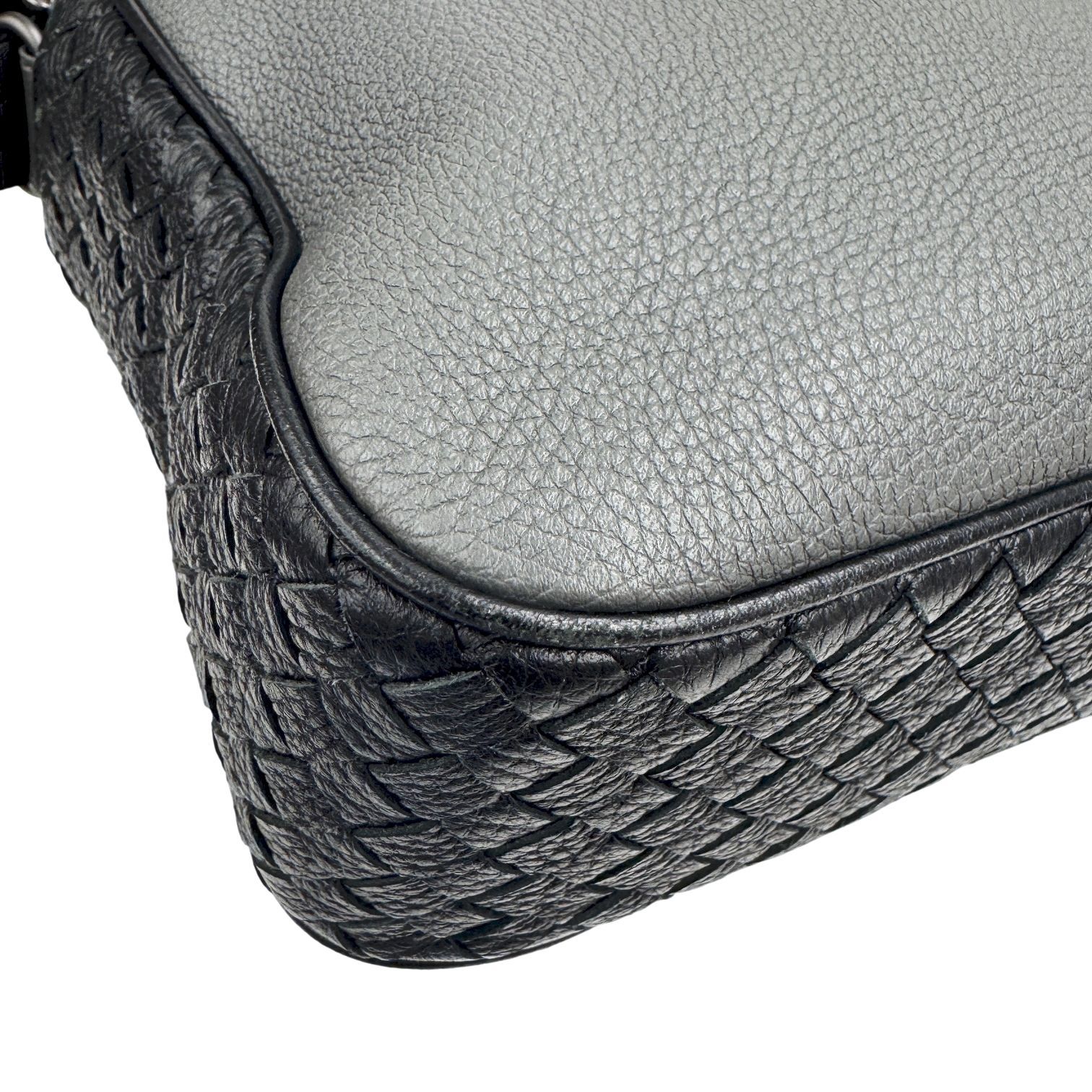 【中古】BOTTEGA BENETA ボッテガ ヴェネタ ショルダーバッグ チェルボ レザー イントレチャート クロスボディバッグ ブラック グレー メンズ レディース お洒落 人気　お出かけ 美品 【ブランドギャラリー心斎橋店】 中古】BOTTEGA BENETA ボッテガ ヴェネタ ショルダーバッグ チェルボ