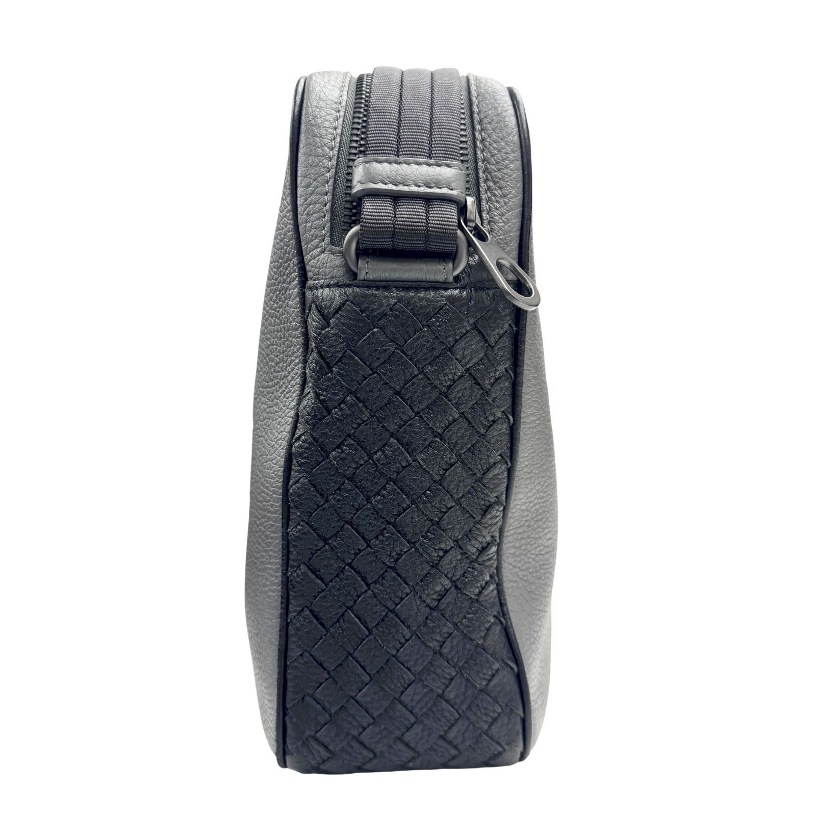 【中古】BOTTEGA BENETA ボッテガ ヴェネタ ショルダーバッグ チェルボ レザー イントレチャート クロスボディバッグ ブラック グレー メンズ レディース お洒落 人気　お出かけ 美品 【ブランドギャラリー心斎橋店】 中古】BOTTEGA BENETA ボッテガ ヴェネタ ショルダーバッグ チェルボ
