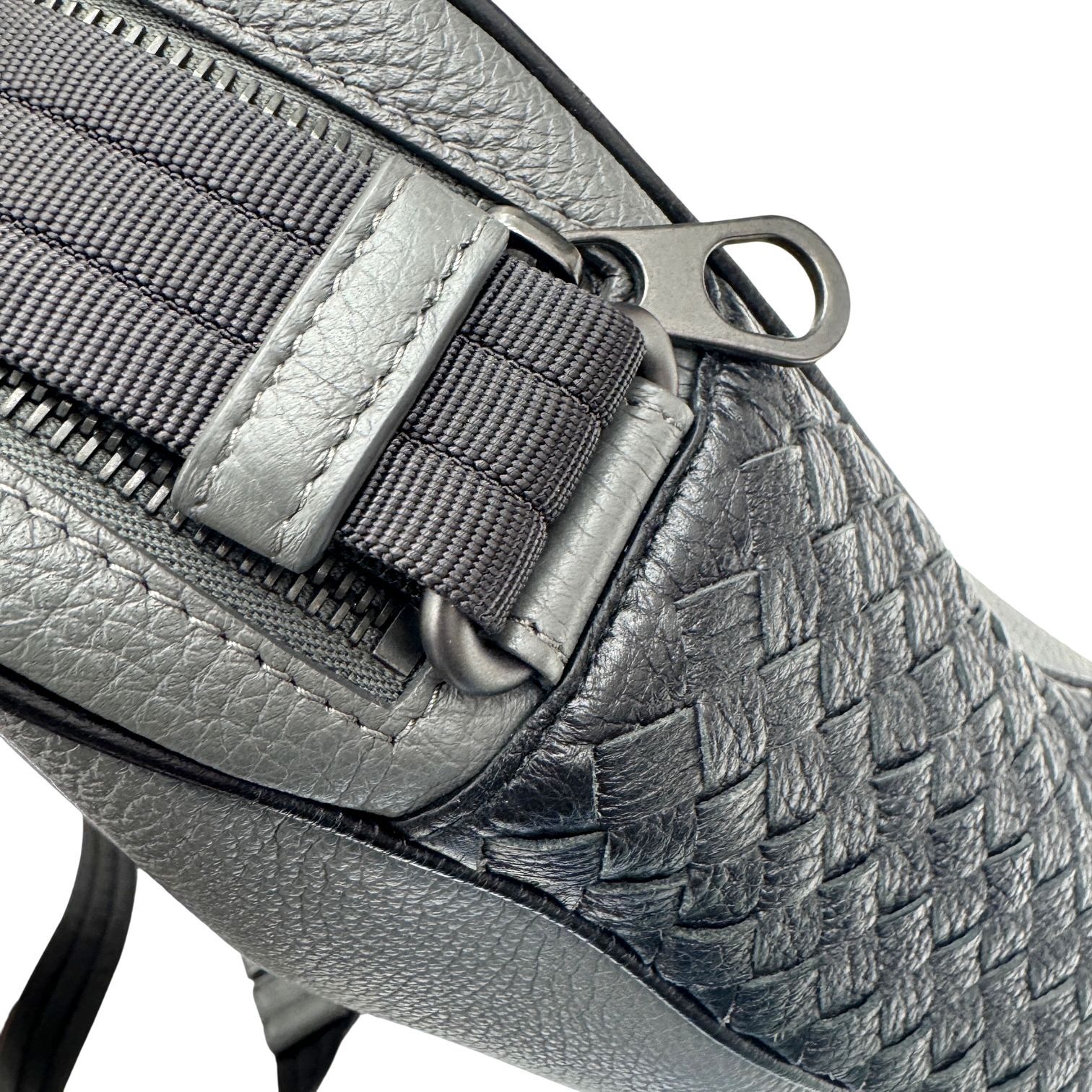【中古】BOTTEGA BENETA ボッテガ ヴェネタ ショルダーバッグ チェルボ レザー イントレチャート クロスボディバッグ ブラック グレー メンズ レディース お洒落 人気　お出かけ 美品 【ブランドギャラリー心斎橋店】 中古】BOTTEGA BENETA ボッテガ ヴェネタ ショルダーバッグ チェルボ