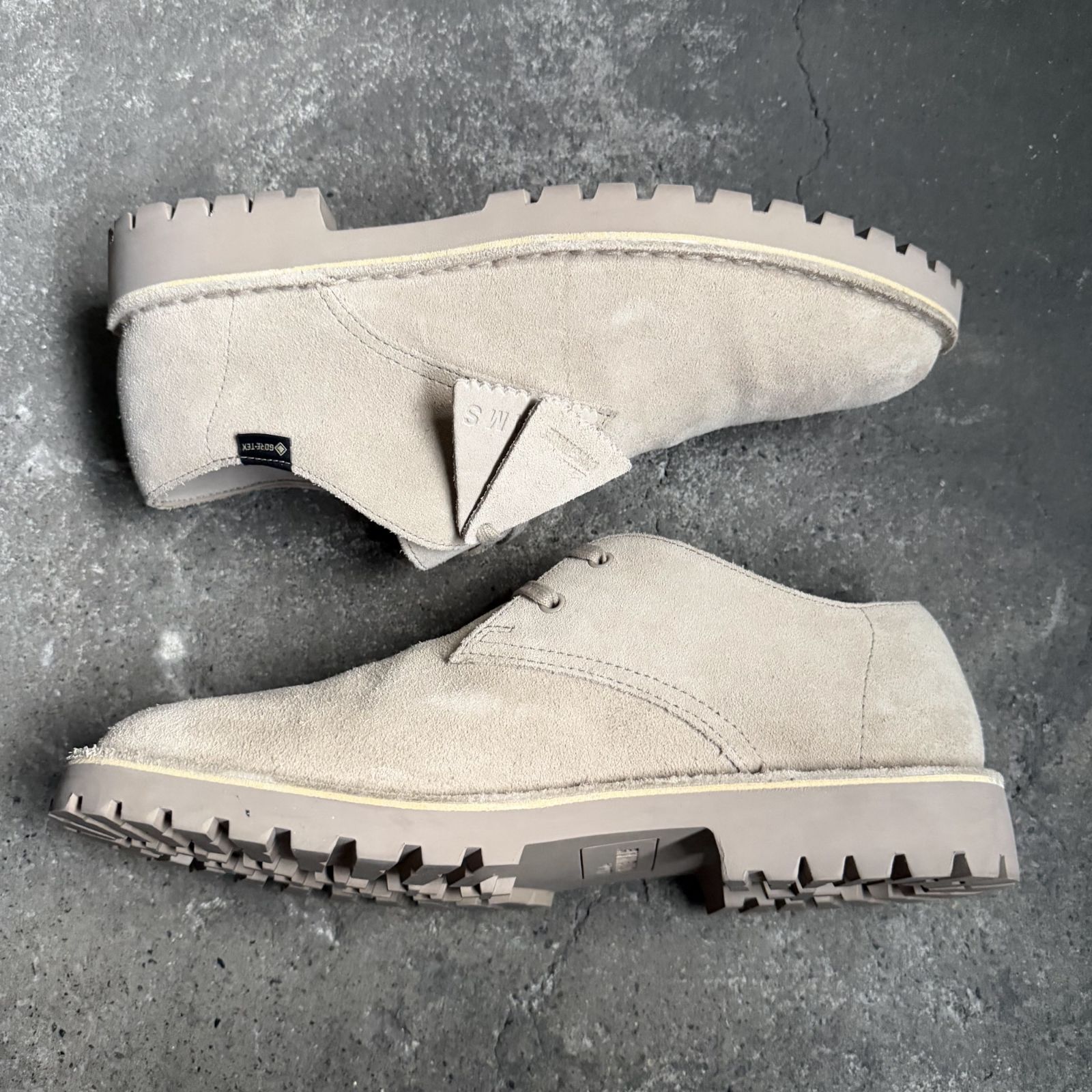 CLARKS x BEAMS 別注 Desert Khan GORE-TEX スリッポン仕様 サンド