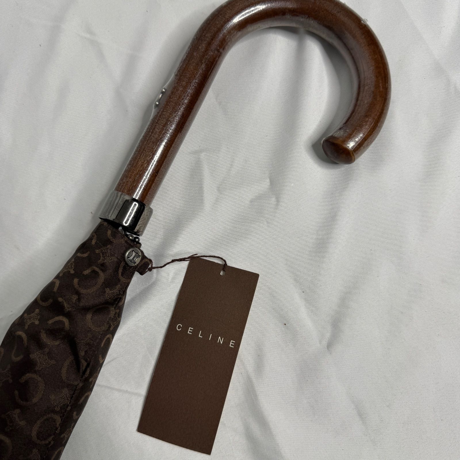 CELINE セリーヌ 長雨傘 未使用品 ブラウン系 CELINE セリーヌ 長傘 雨傘 マカダム柄 Cブラゾン ブラウン 木製持ち手