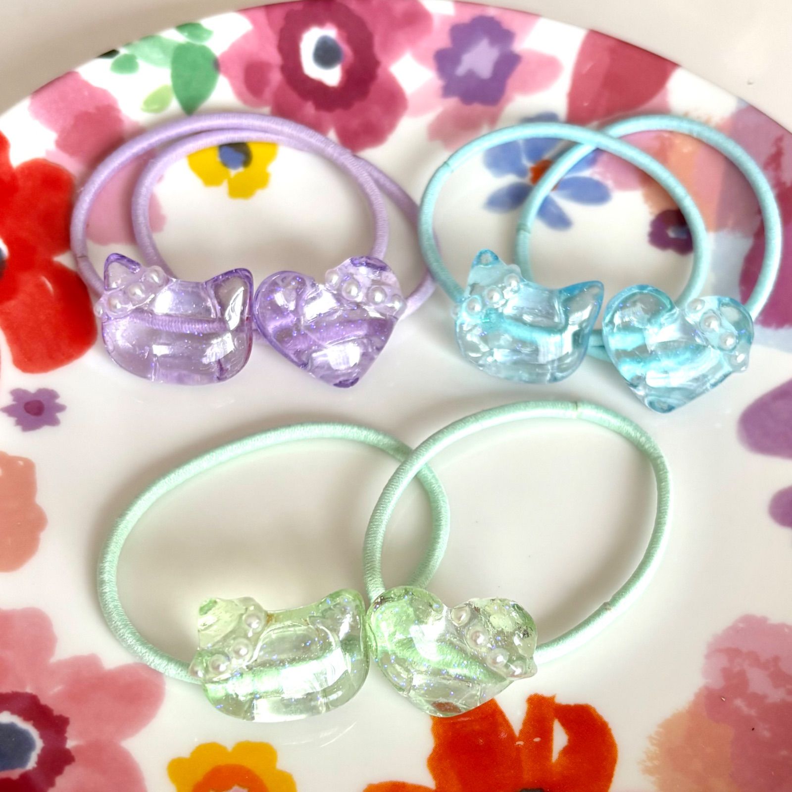 NO 679レジン　ヘアゴム　ブローチ　ハンドメイド　猫ちゃん レジンヘアゴム.ブローチ☘ハンドメイド☘手描きNo.327 再販不可✖︎NO