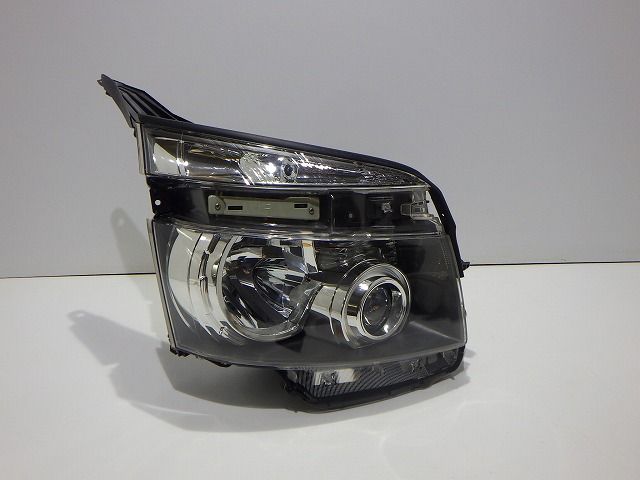 70系 ヴォクシー 右ヘッドライト HID ZRR70/75 前期 28-203 V8 81145