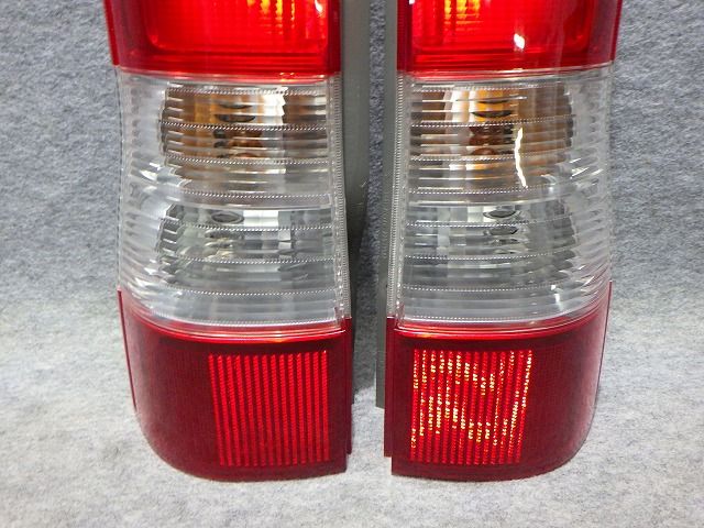 車 S412M タウンエース 右テールランプ 220-17042