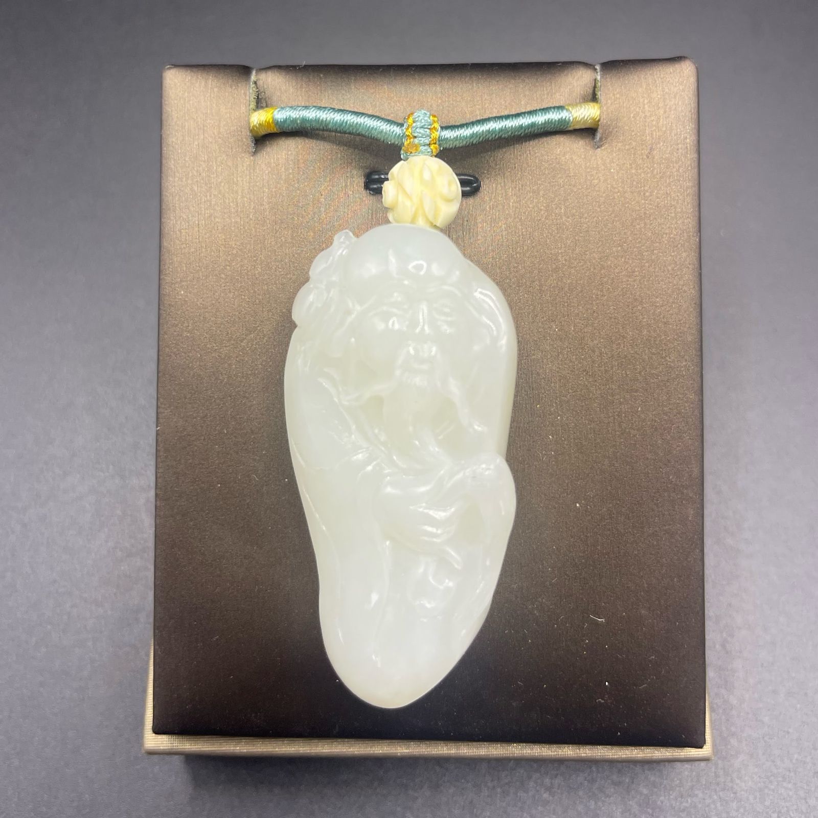 手彫り骨董品 翡翠軟玉 寿老人 長寿・健康の神 手彫り骨董品 翡翠軟玉 寿老人 長寿・健康の神 - メルカリ