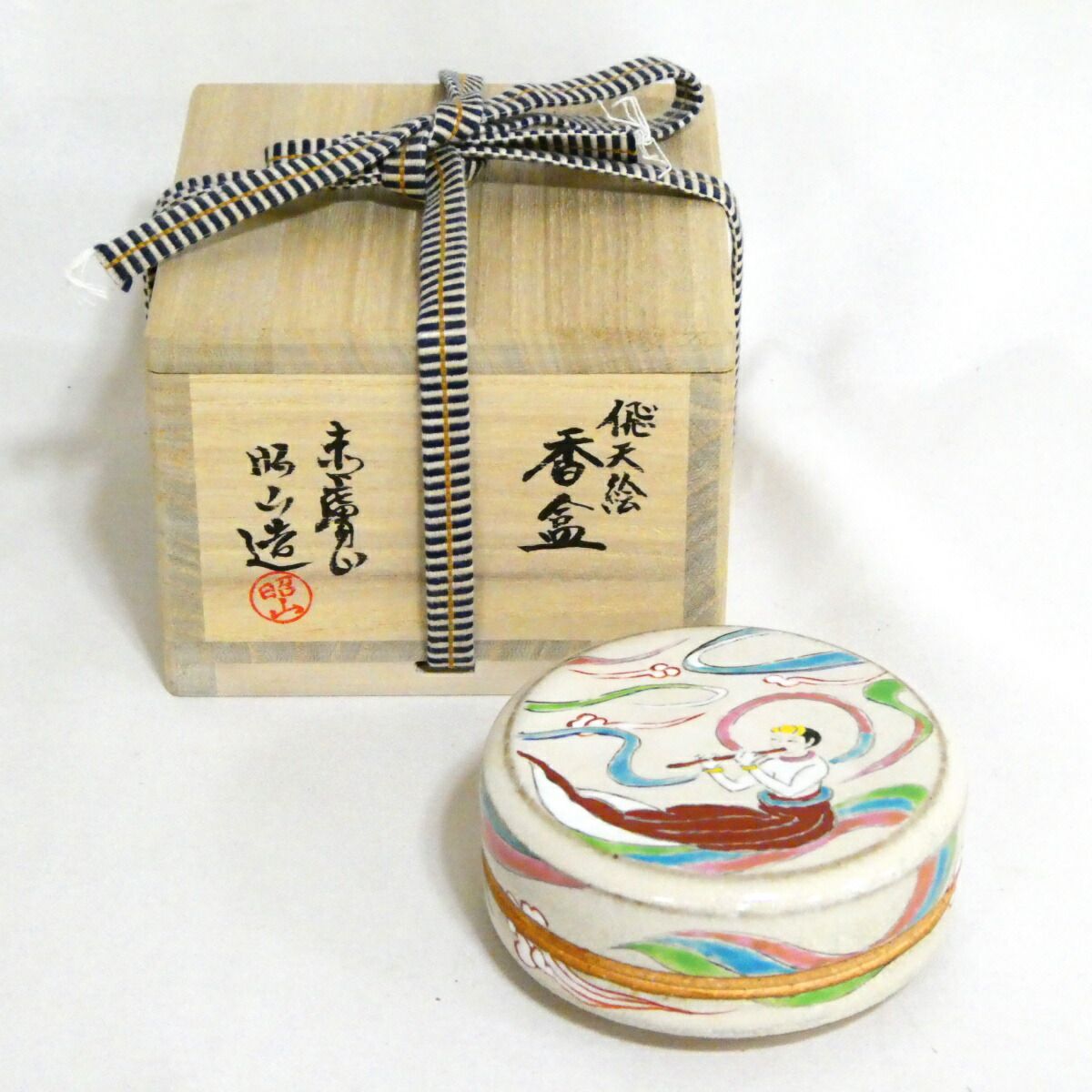 茶道具　香合　奈良絵　赤膚焼窯元　大塩昭山作　栞　共箱　S150KG 茶道具】奈良県 赤膚焼 大塩昭山造 飛天絵香合【中古・美品】 - メルカリ