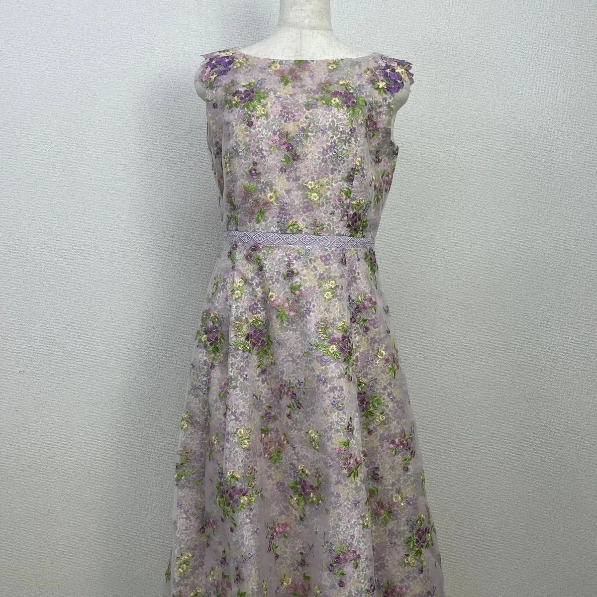 トッカ（2）新品タグ付き 日本製 フレアワンピース 花柄 刺繍