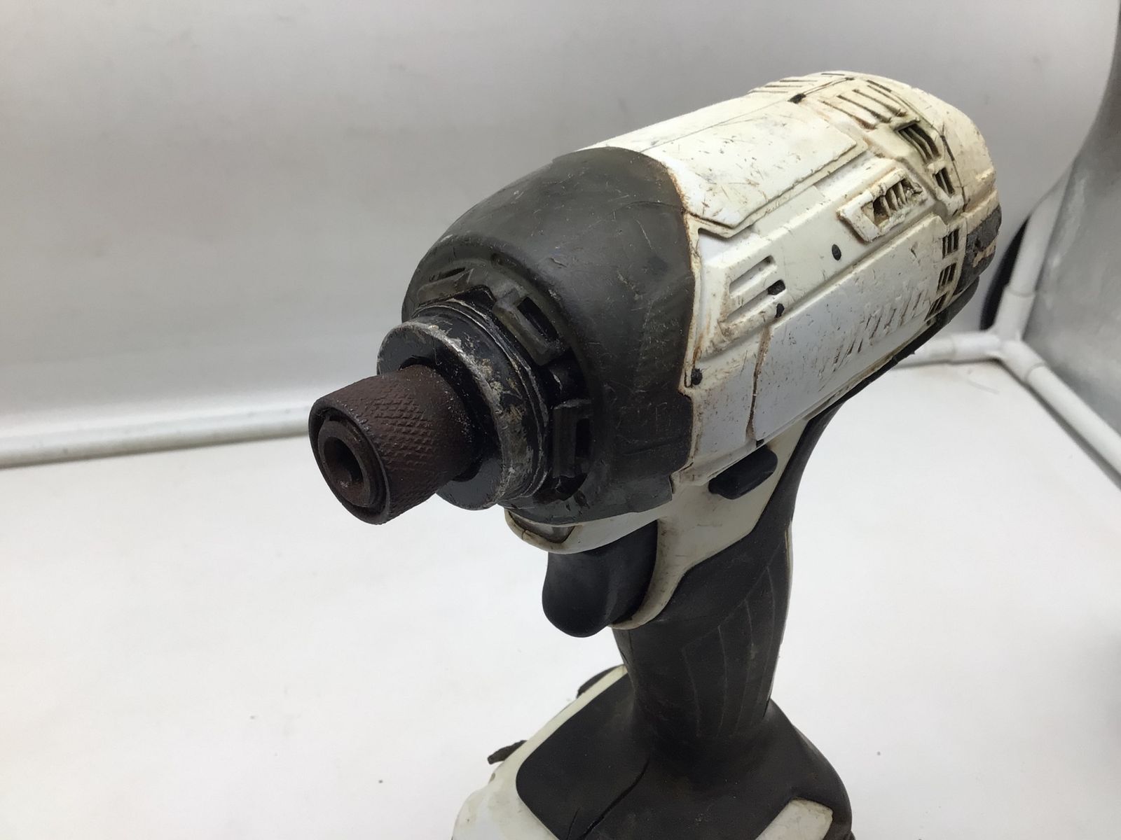 中古品】Makita/マキタ TD138DRFXW 14.4v充電式インパクトドライバ 