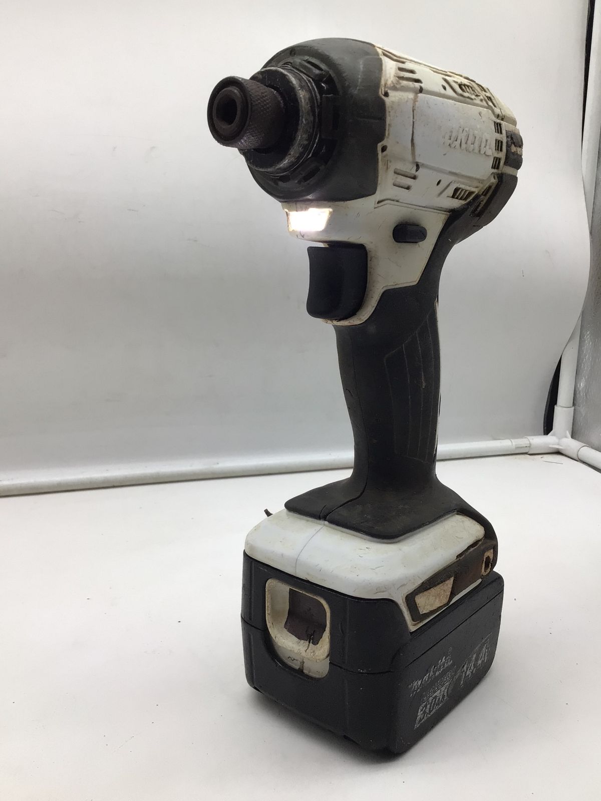 中古品】Makita/マキタ TD138DRFXW 14.4v充電式インパクトドライバ 