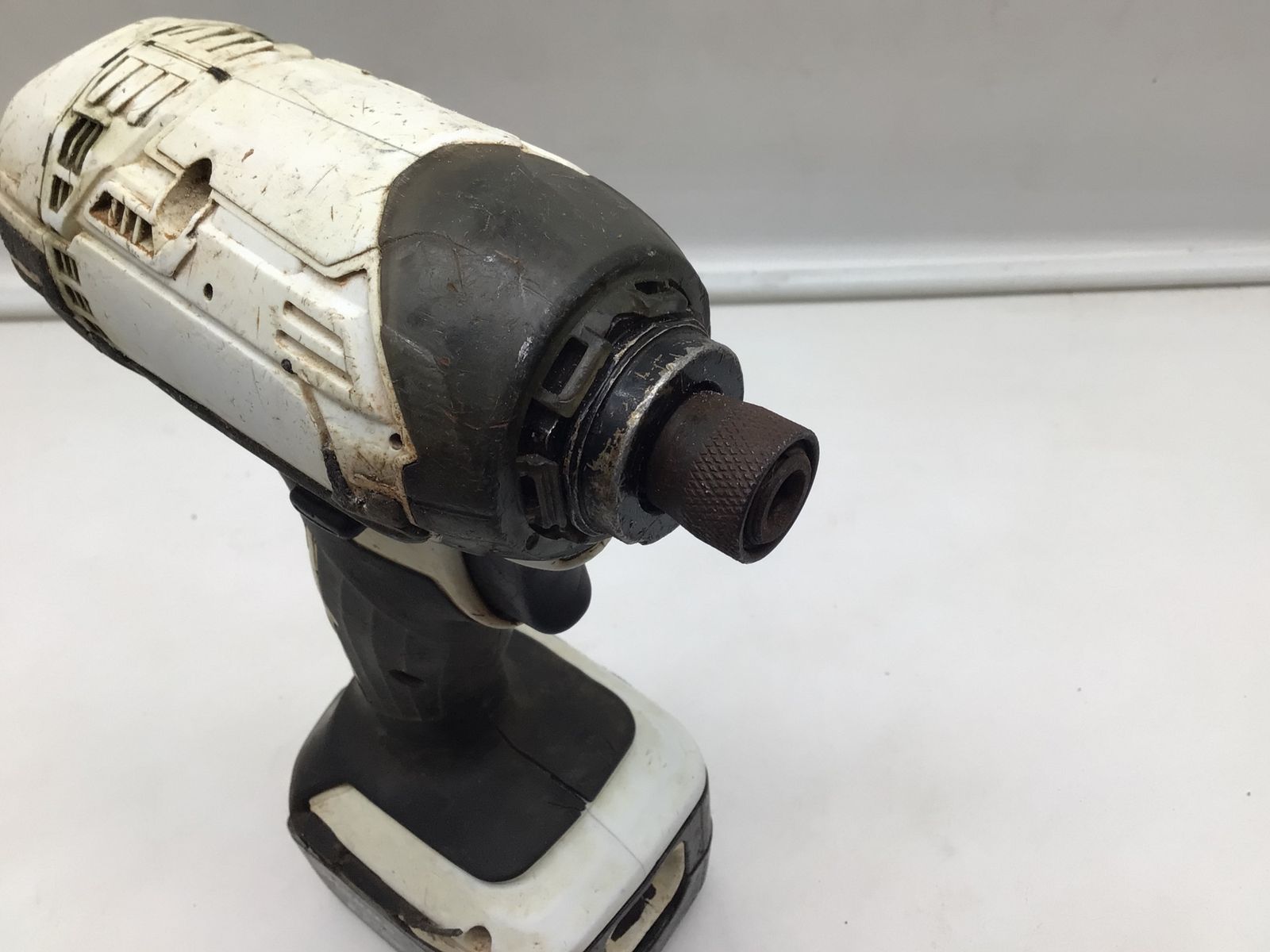 中古品】Makita/マキタ TD138DRFXW 14.4v充電式インパクトドライバ 