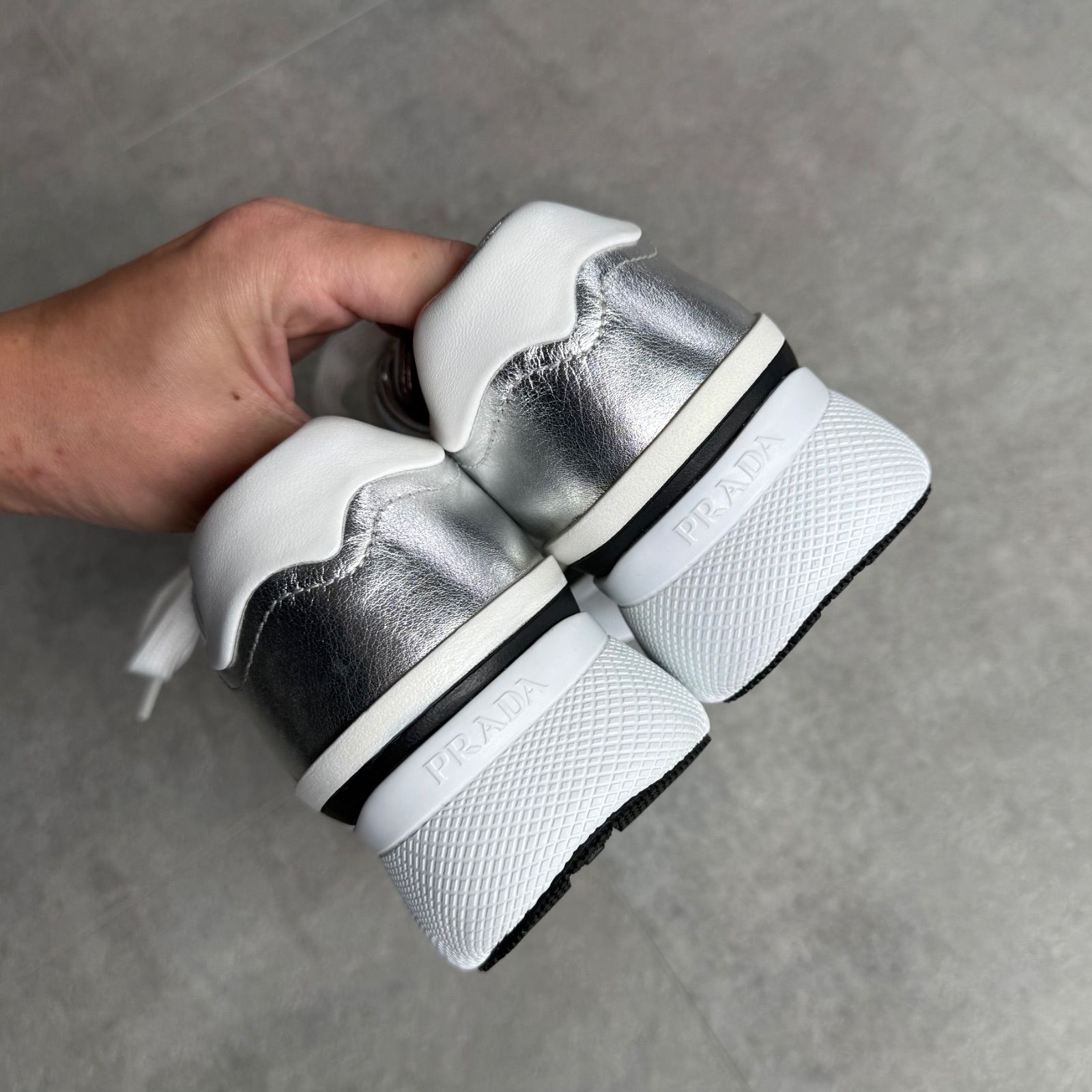 未使用 PRADA プラダ 厚底スニーカー シルバー 35 レディースシューズ 