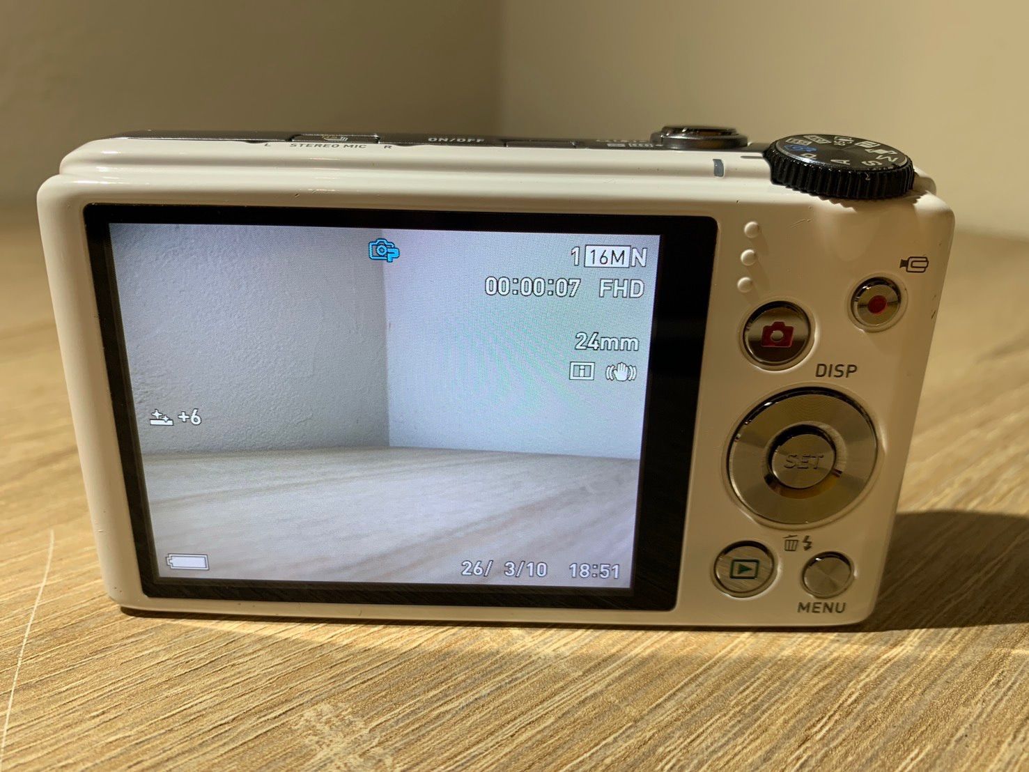 9042 Casio EXILIM EX-ZR500 ホワイト デジカメ 動作確認済み 美品
