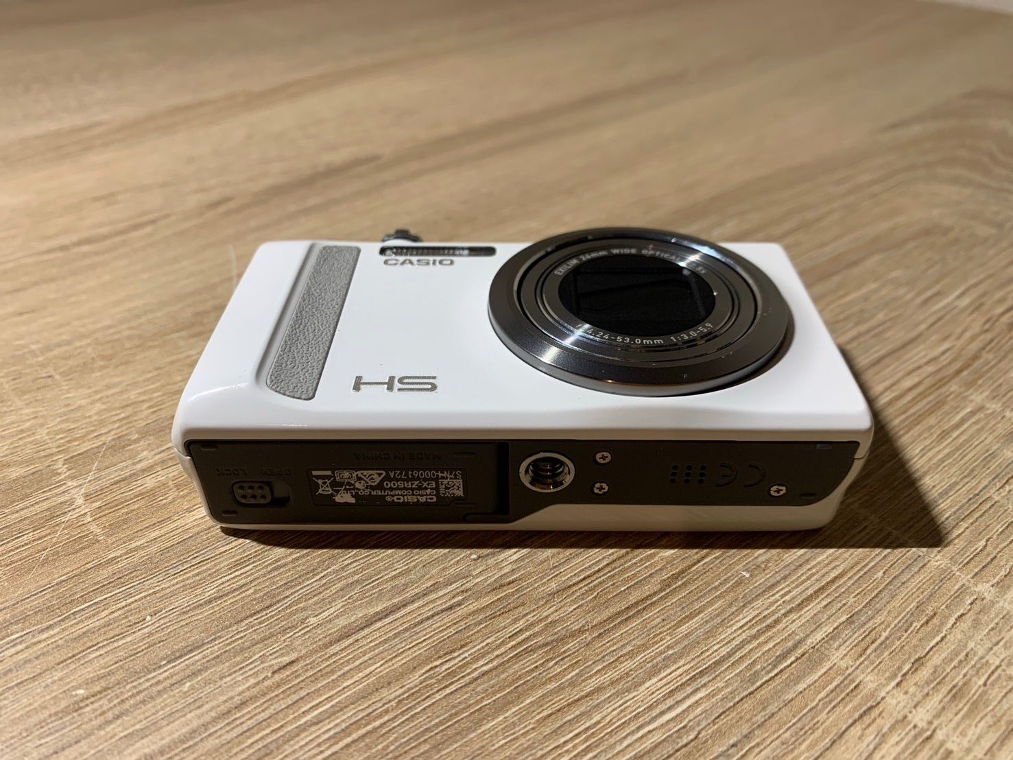 9042 Casio EXILIM EX-ZR500 ホワイト デジカメ 動作確認済み 美品