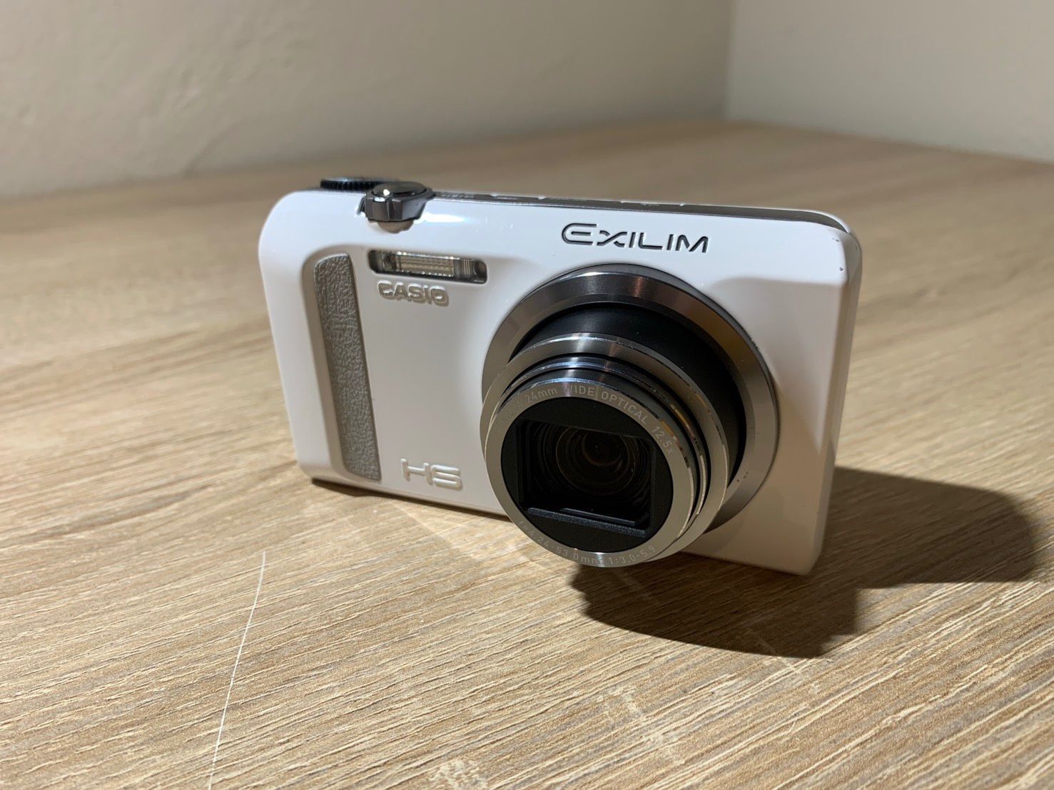 9042 Casio EXILIM EX-ZR500 ホワイト デジカメ 動作確認済み 美品