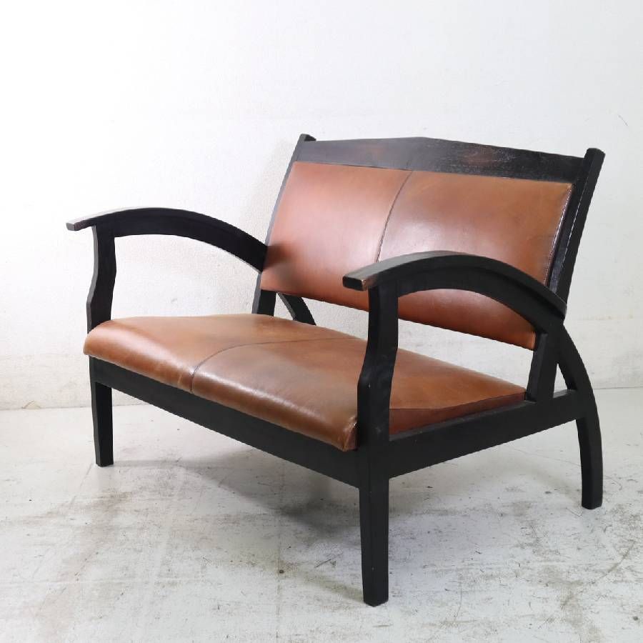 曲線を描く木製アームが印象的