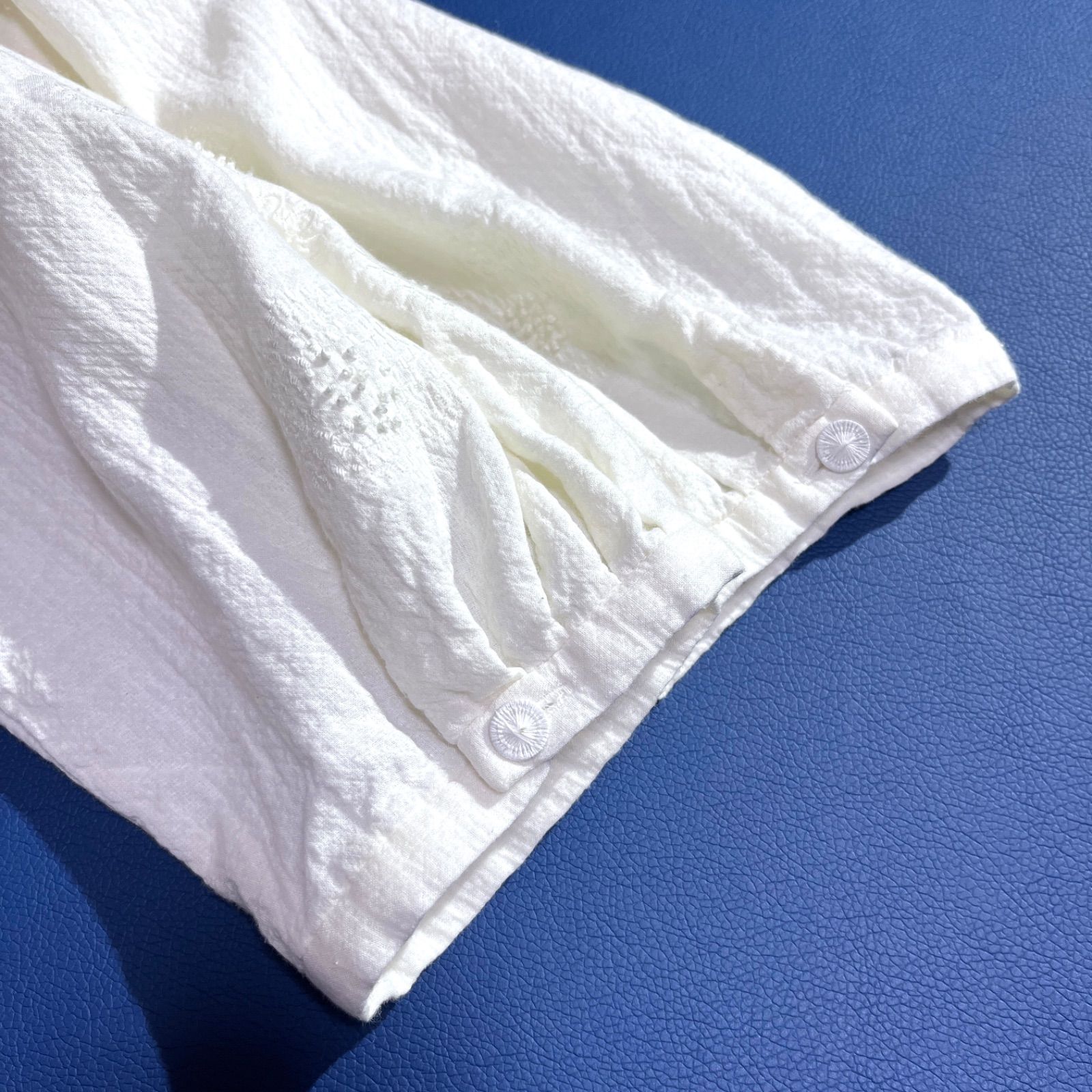 cW68 haupia 花 刺繍 ガーゼコットンシャツ ブラウス 綿 コットン ボリュームスリーブ くるみボタン 刺繍 柄 アイボリー ハウピア cW68 haupia 花 刺繍 ガーゼコットンシャツ ブラウス 綿 コットン