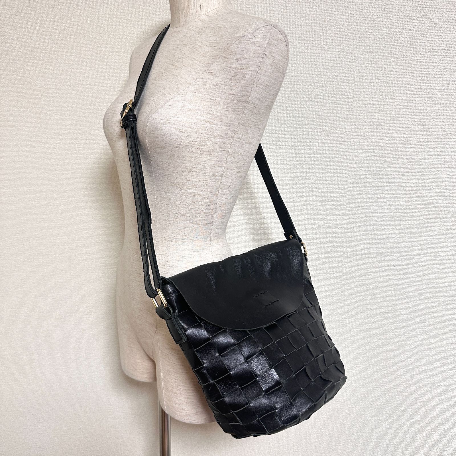 美品 アンティカ KINU 極上『革好きに贈る。」 LEATHER CROCHET BAG 本 