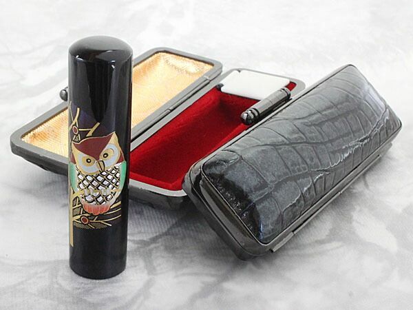 印鑑 はんこセット 黒水牛印鑑 現代蒔絵 フクロウ親子 13.5mm 銀行印 実印 印鑑ケース 牛革 型押し シャイニングクロコ ケース付き 朱肉付き 旧字 特殊文字 作成 OK プレゼントやギフト 成人祝い 女性 男性 夫婦 結婚 祝い