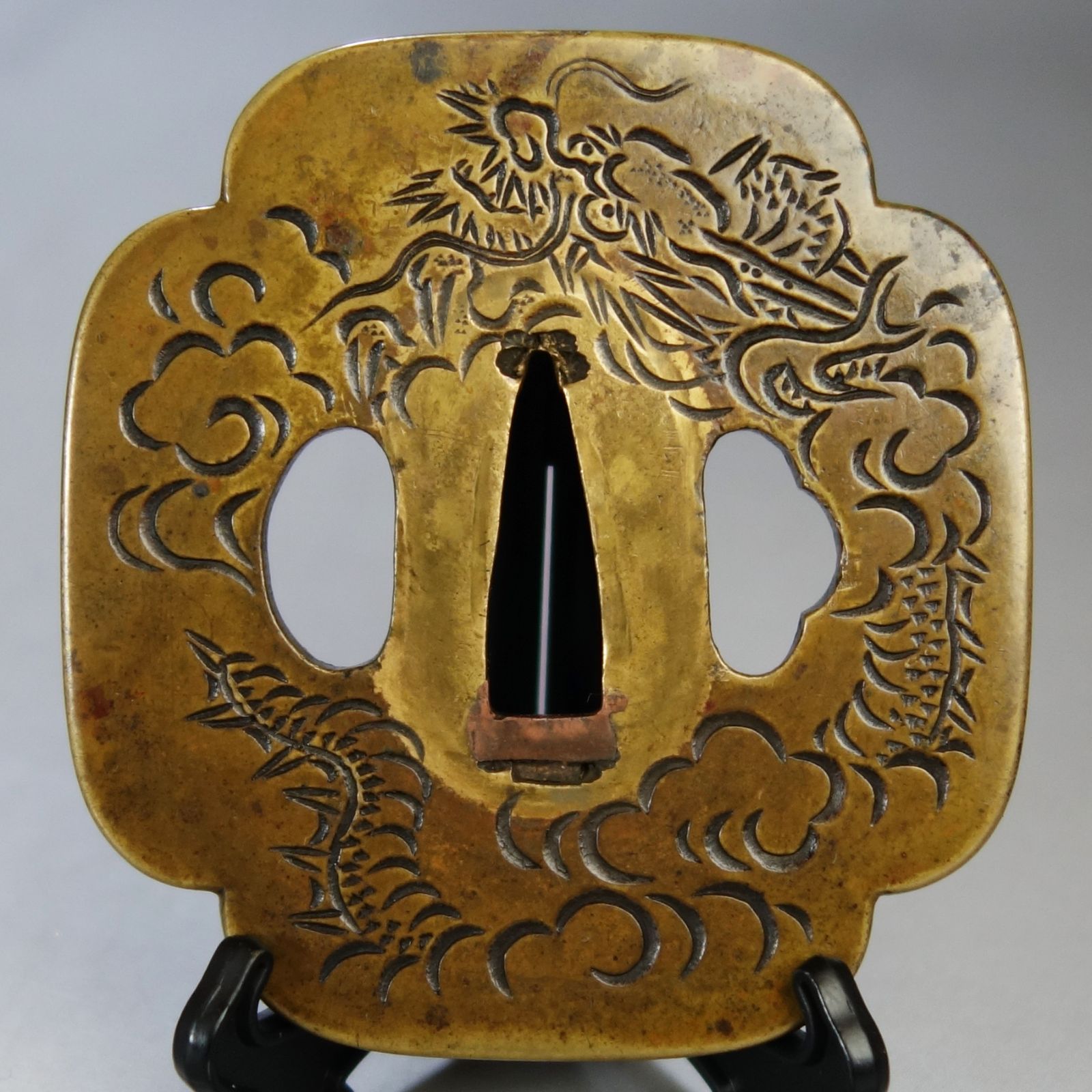 骨董逸品【雲龍図鍔 真鍮地 片切彫】 日本刀 刀装具 鍔 鐔 武具 江戸