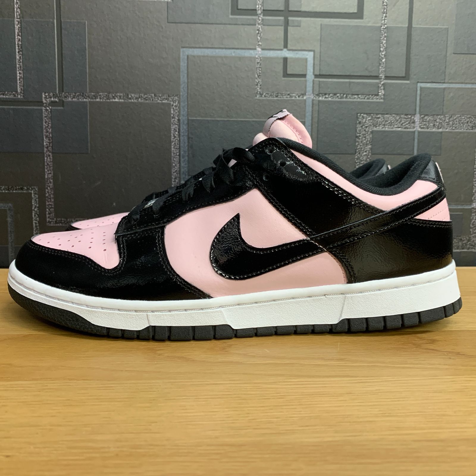 NIKE ウィメンズ ダンク ロー エッセンシャル ブラックパテントレザー 