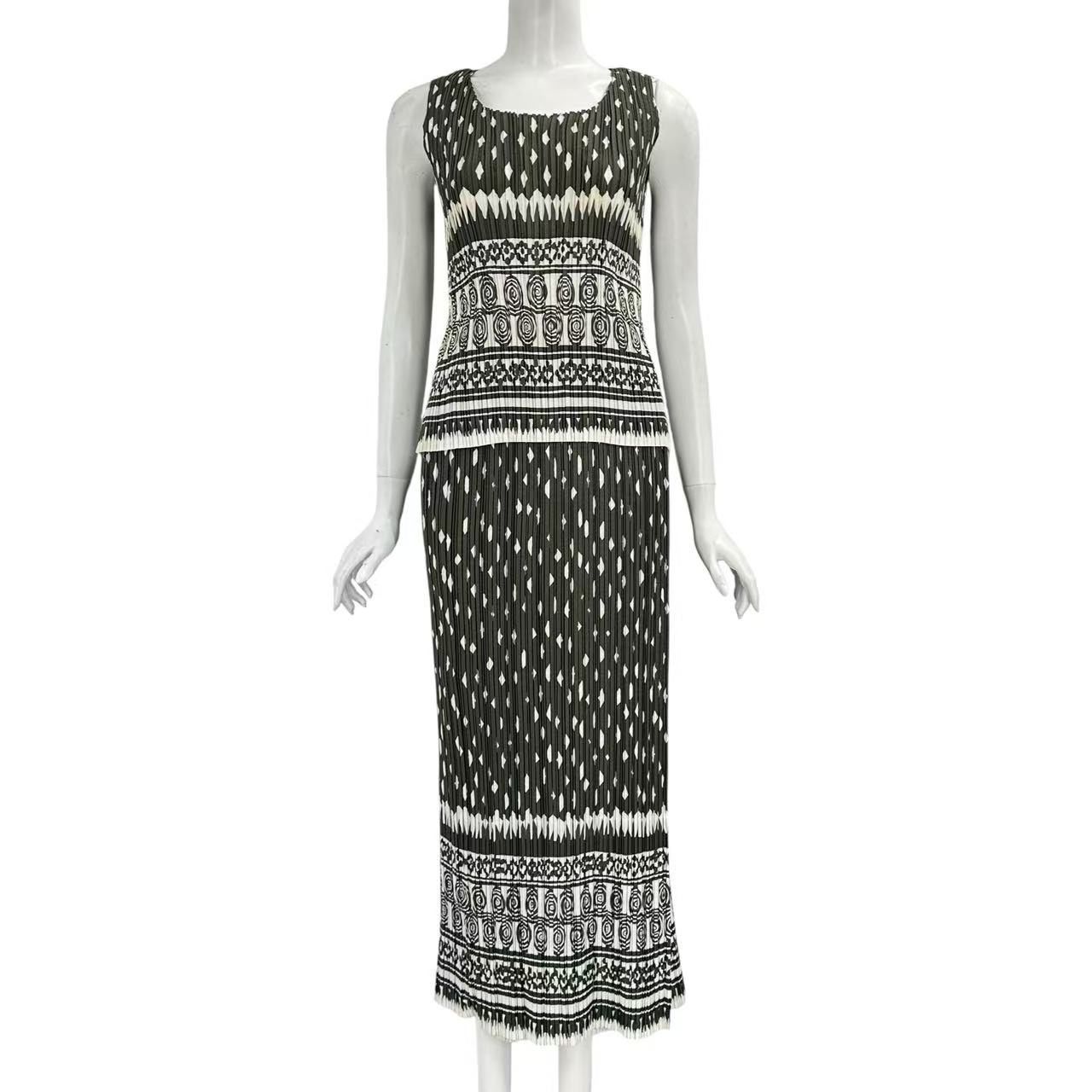 新品同様 ISSEY MIYAKE イッセイミヤケ PLEATS PLEASE プリーツ