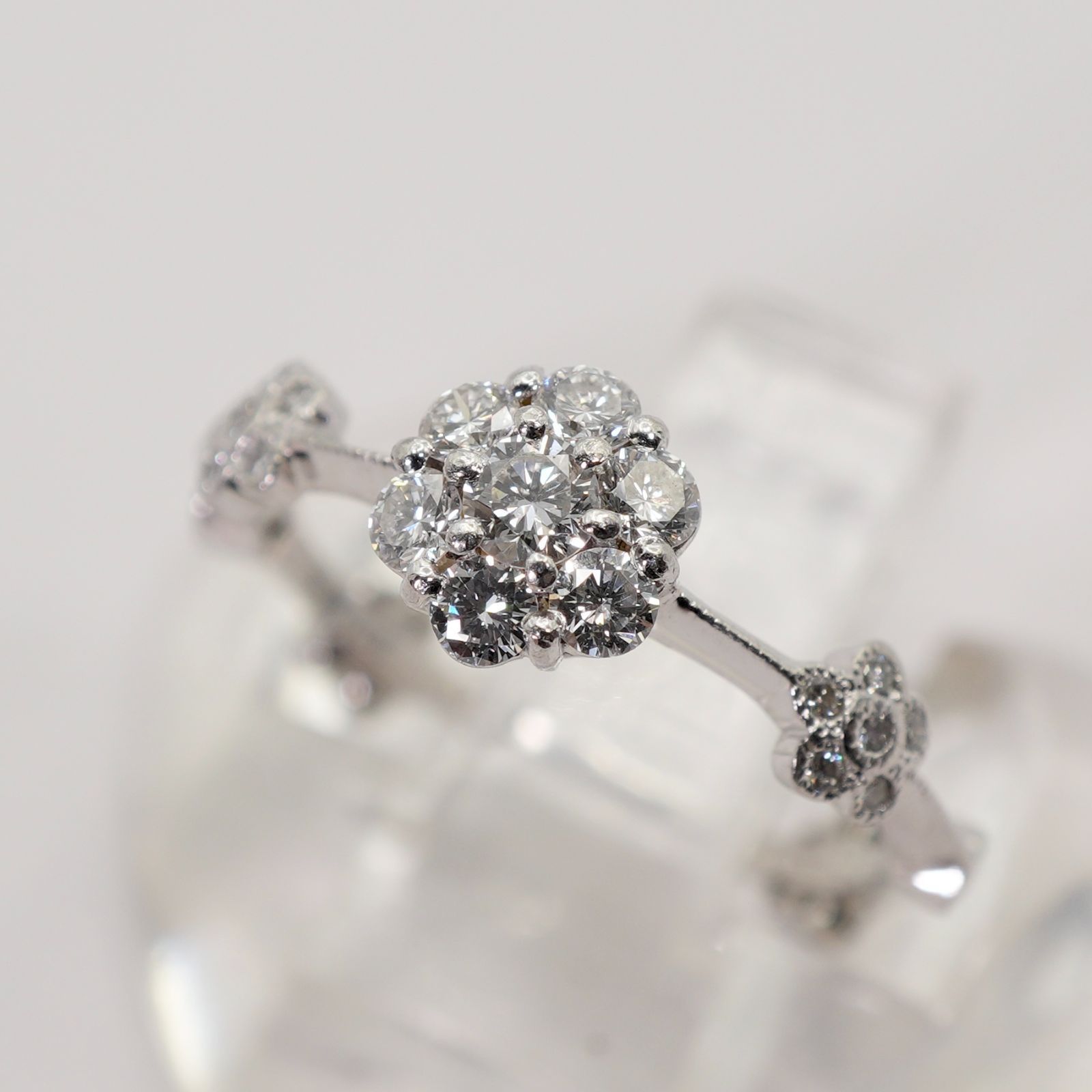 アベリ Pt900 フラワー リング ダイヤ 0.50ct /25-2834 - メルカリ