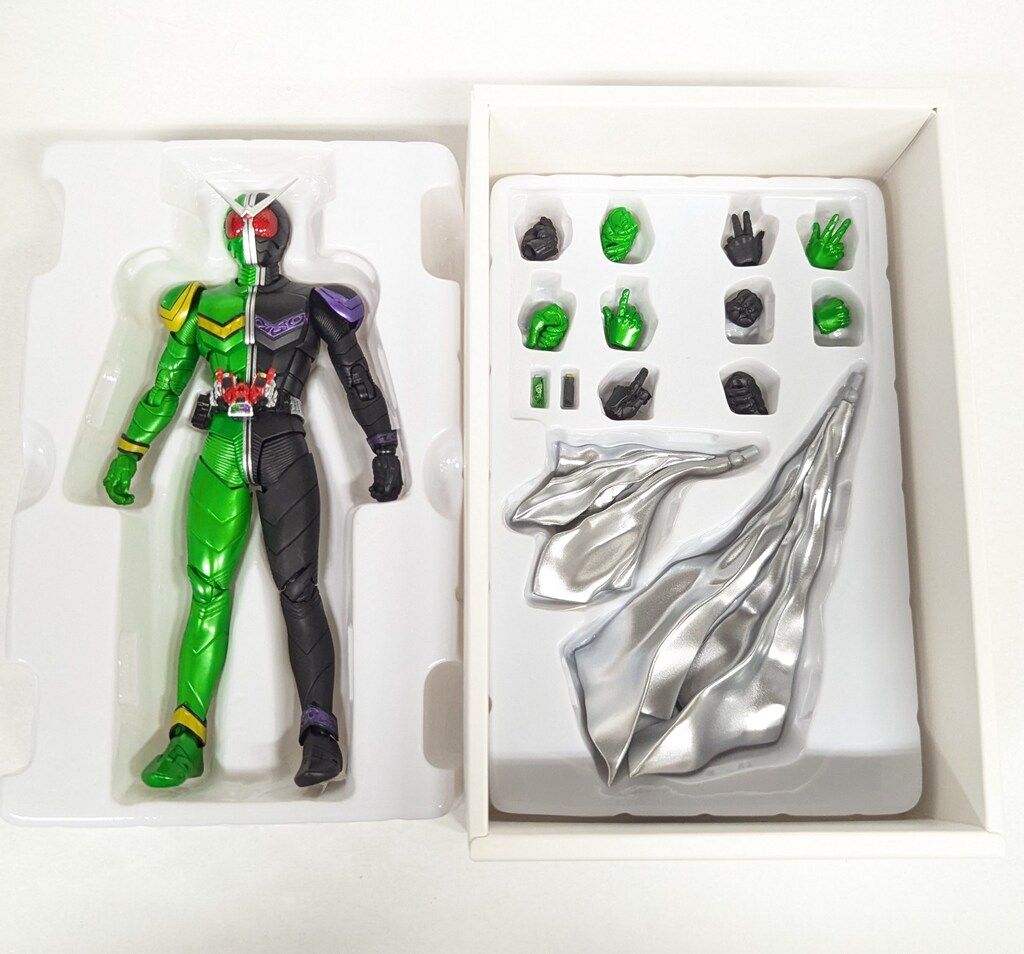 S.H.Figuarts(真骨彫製法) 仮面ライダーW サイクロンジョーカー 風都