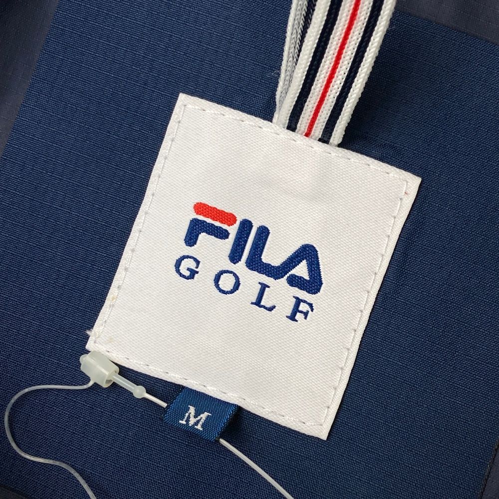 サイズ：M FILA GOLF フィラゴルフ 2024年モデル フード付 レインジャケット  ネイビー系 [240101652239] ゴルフウェア レディース ストスト サイズ：M FILA GOLF フィラゴルフ 2024年モデル フード付 レイン