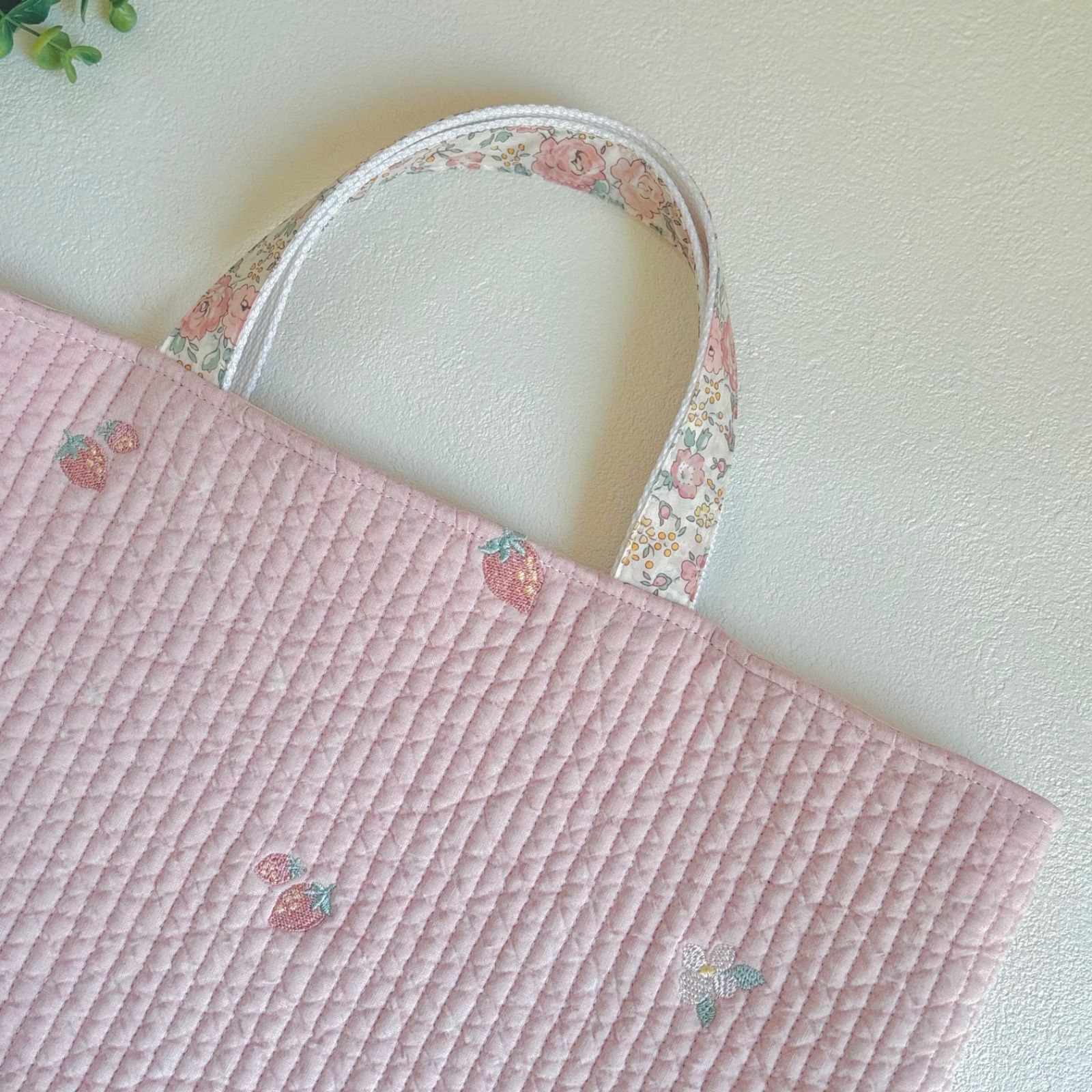 いちご刺繍ヌビ×リバティのレッスンバッグ 30cm×40cm 韓国生地の いちご刺繍ヌビ×リバティのレッスンバッグ 30cm×40cm 韓国生地の