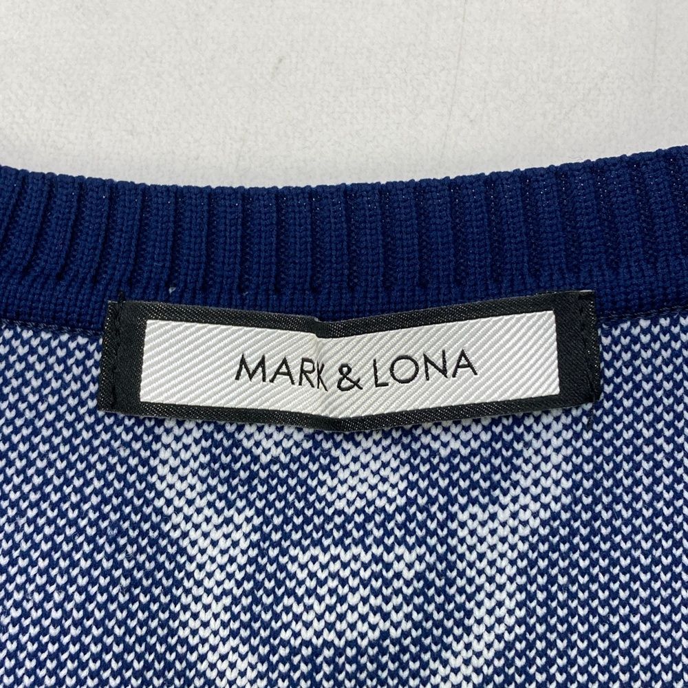 サイズ：46 MARK&LONA マークアンドロナ  Vネック ニット セーター 総柄 ネイビー系 [240101652116] ゴルフウェア メンズ ストスト サイズ：46 MARK&LONA マークアンドロナ Vネック ニット セーター 総柄