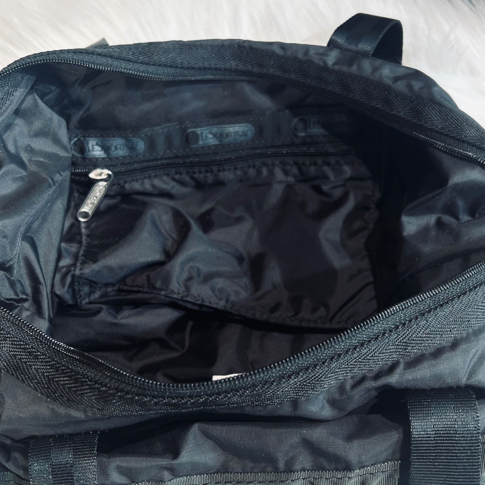 LeSportsacショルダーバッグ　ボディバッグ A4可能 斜めがけブラック黒 レスポートサック ブラック 黒 2WAYショルダーバッグ トート 大容量 な