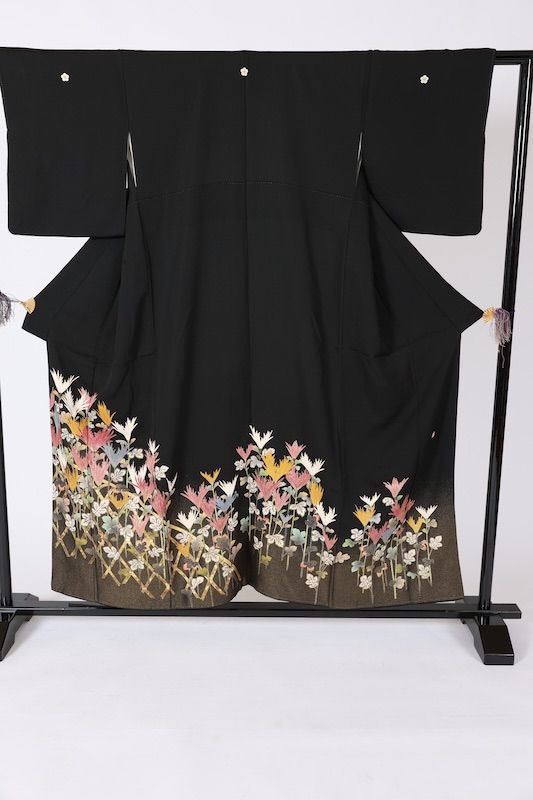 黒留袖　向梅　ゴールド　グレー　黄土　珊瑚色　緑濃淡　金糸通し　竹垣　花　作家もの　L46 黒留袖 向梅 ゴールド グレー 黄土 珊瑚色 緑濃淡 金糸通し 竹垣 花