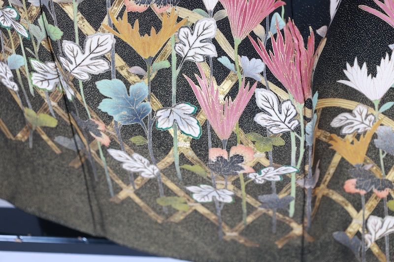 黒留袖　向梅　ゴールド　グレー　黄土　珊瑚色　緑濃淡　金糸通し　竹垣　花　作家もの　L46 黒留袖 向梅 ゴールド グレー 黄土 珊瑚色 緑濃淡 金糸通し 竹垣 花