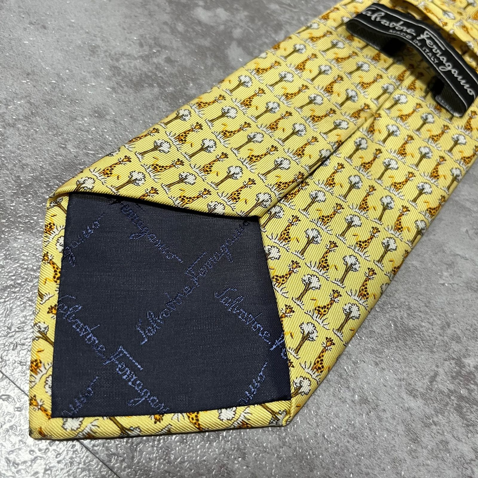 Salvatore Ferragamo】サルヴァトーレフェラガモ 動物柄ネクタイ