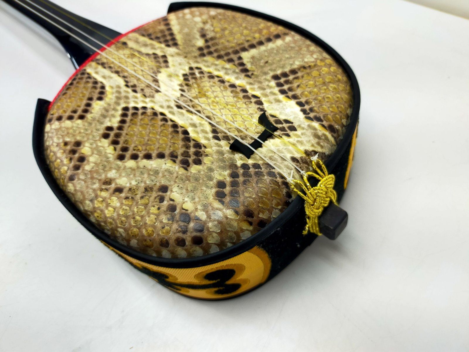 美品】沖縄 三線 本蛇皮 強化張り 初心者向けセット 教本/ケース 美品】沖縄 三線 本蛇皮 強化張り 初心者向けセット 教本/ケース