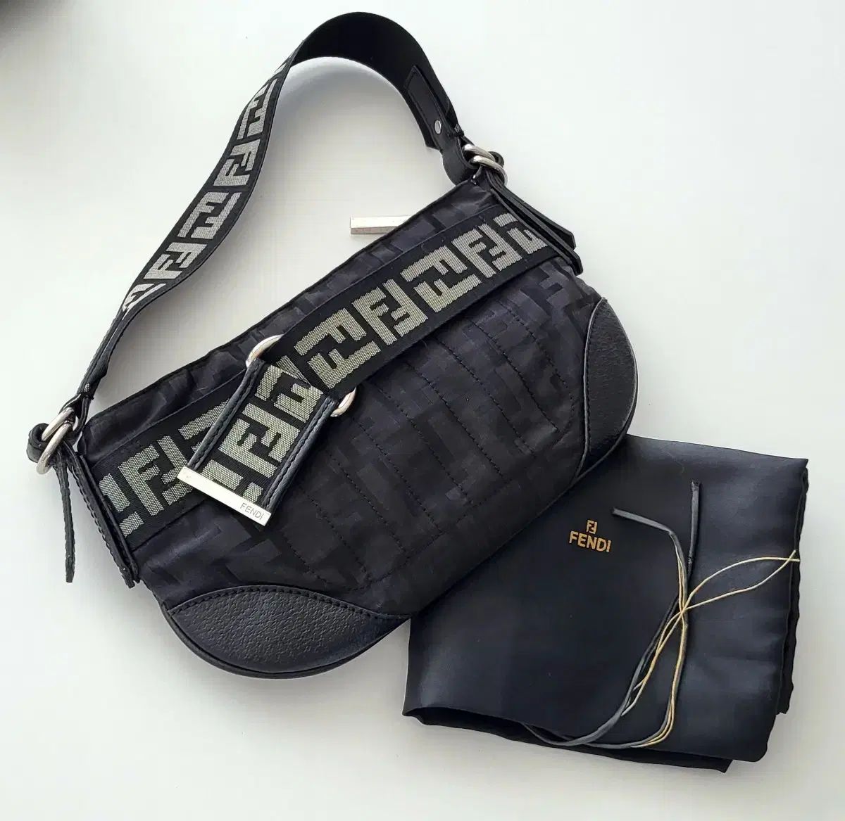 正規品 FENDI(フェンディ) ショルダーバッグ 希少なアイテム - メルカリ